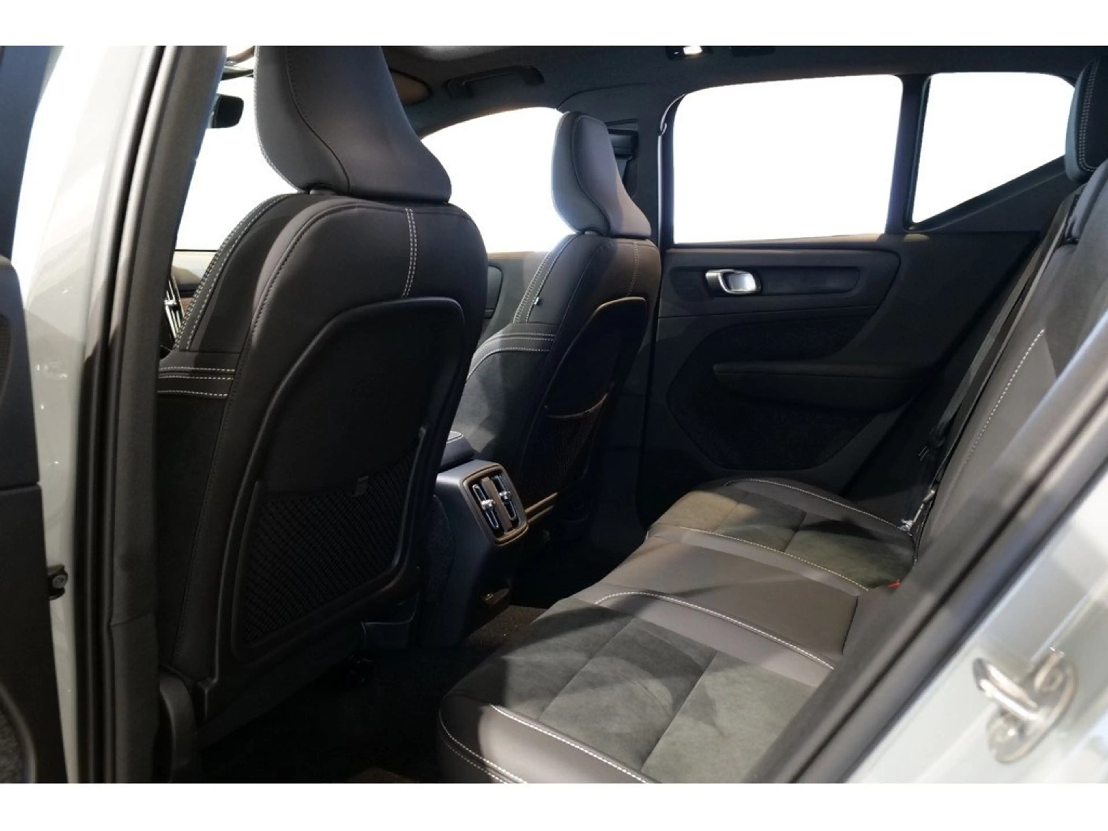 Volvo EX40 Ultra Black Edition 185 kW Single Motor Extended Range RWD — photo 10