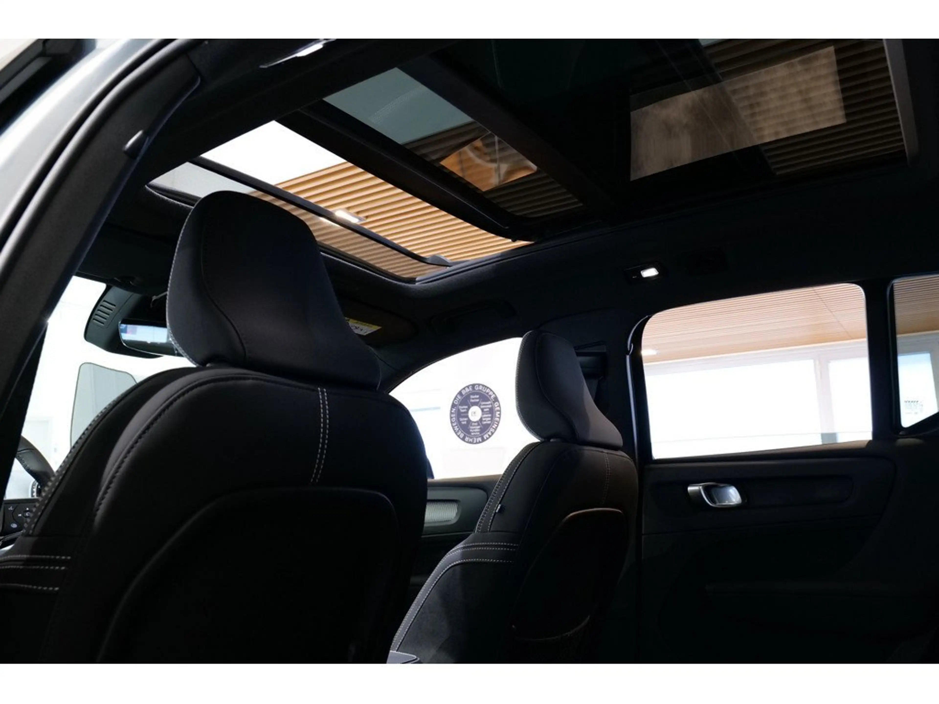 Volvo EX40 Ultra Black Edition 185 kW Single Motor Extended Range RWD — photo 11