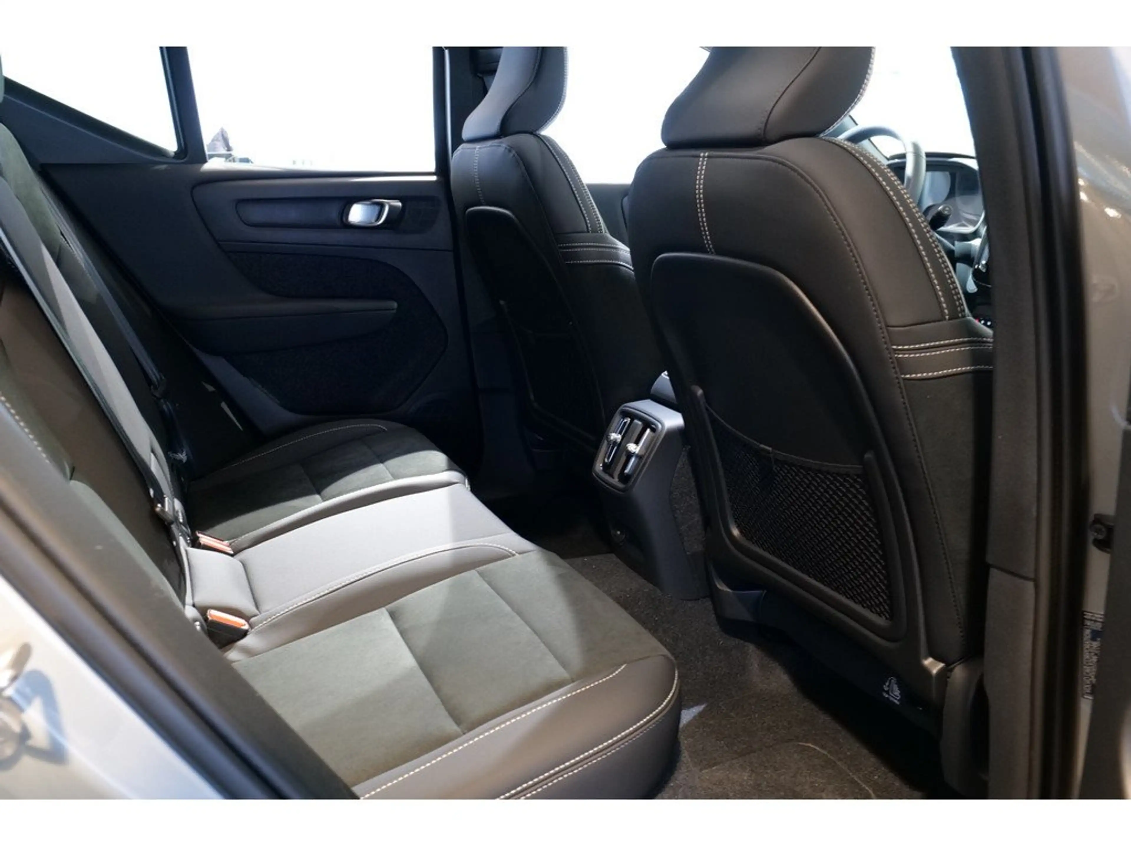 Volvo EX40 Ultra Black Edition 185 kW Single Motor Extended Range RWD — photo 14