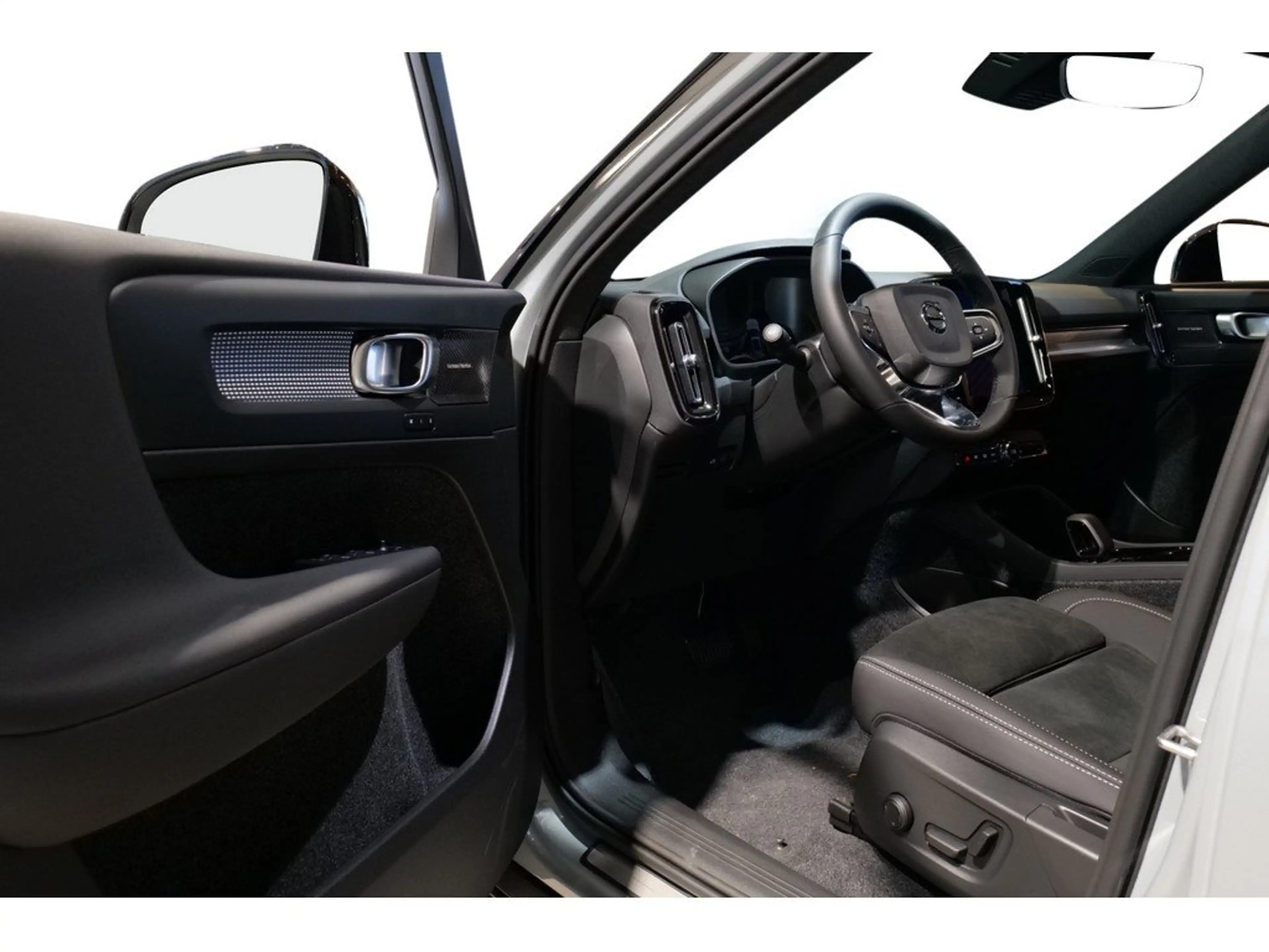 Volvo EX40 Ultra Black Edition 185 kW Single Motor Extended Range RWD — photo 8