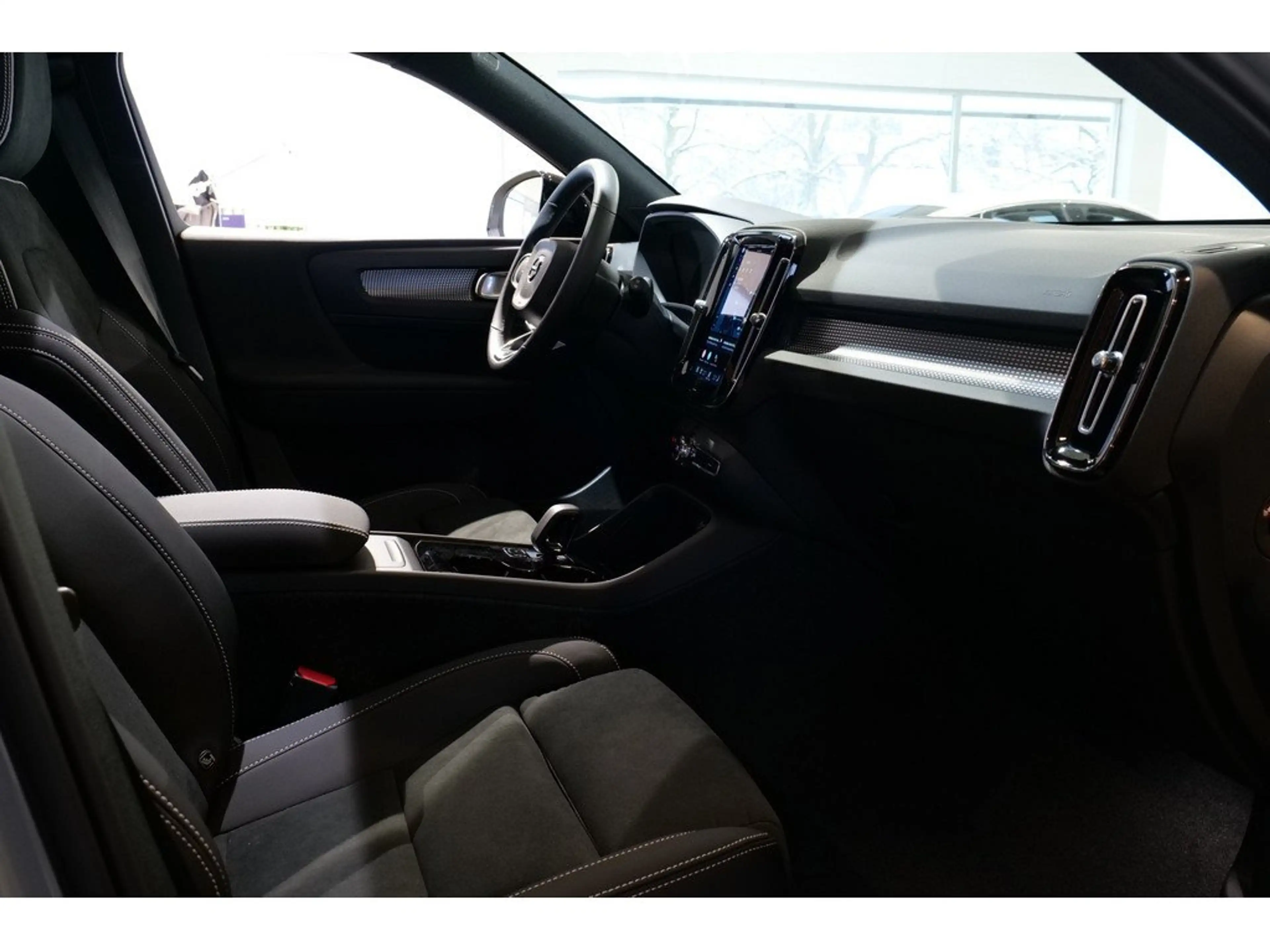 Volvo EX40 Ultra Black Edition 185 kW Single Motor Extended Range RWD — photo 15