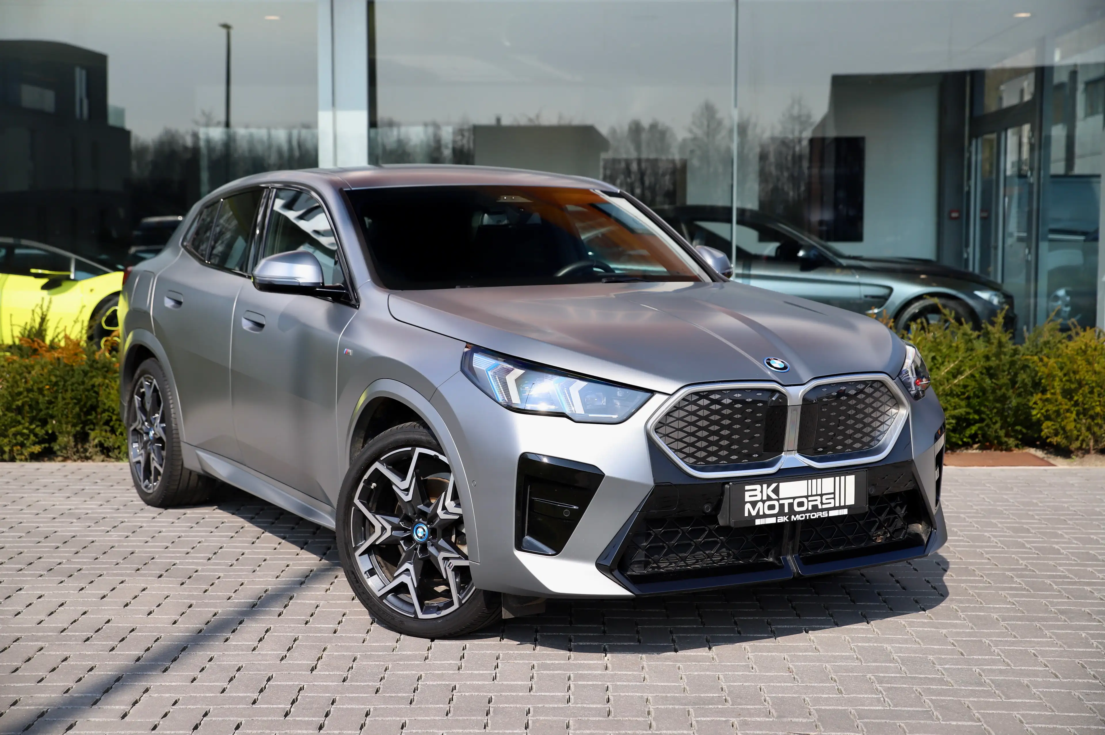 BMW iX2 66.5 kWh xDrive30 I Iconic Glow I Frozen Pure Grey