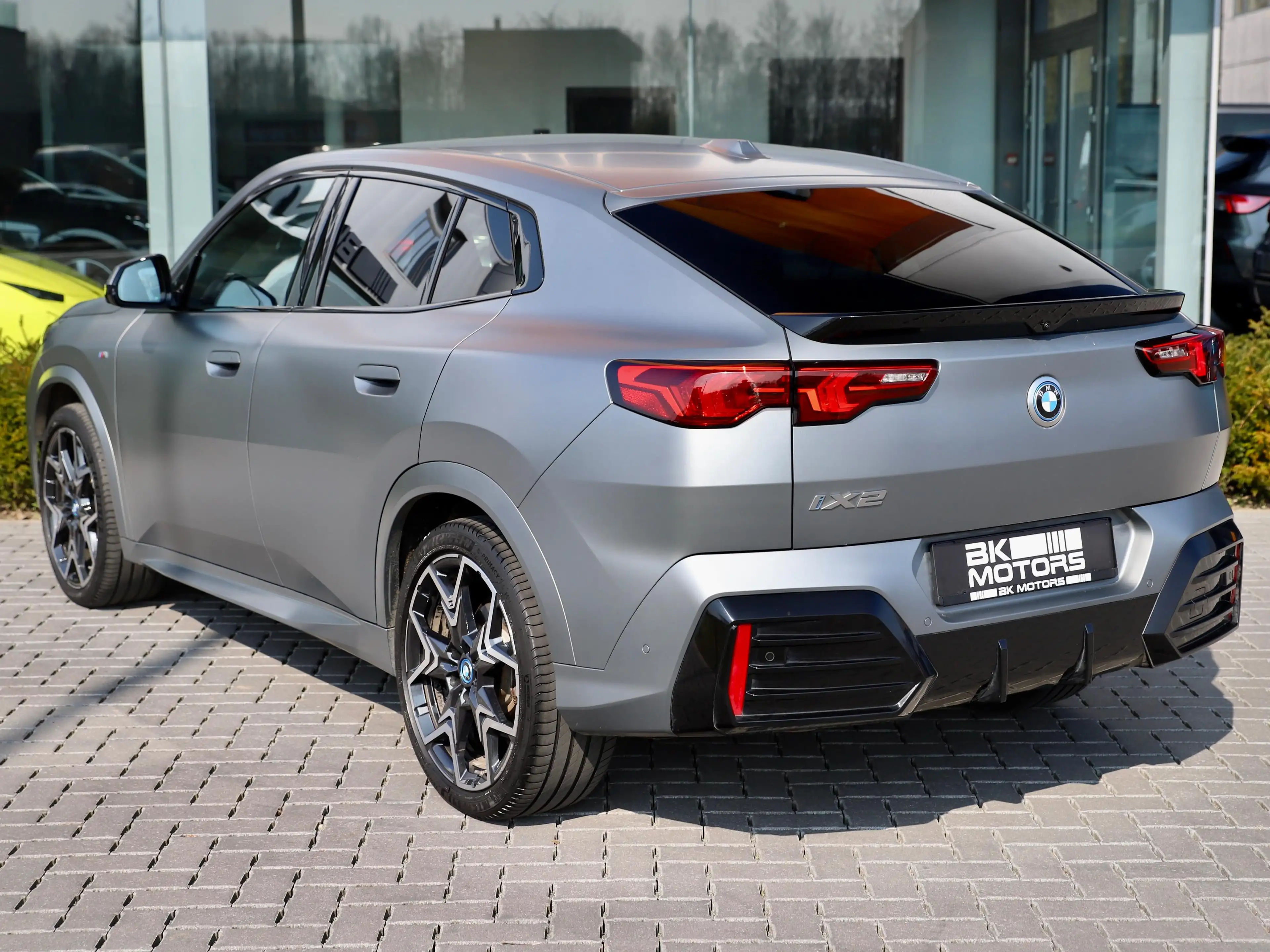 BMW iX2 66.5 kWh xDrive30 I Iconic Glow I Frozen Pure Grey — photo 12