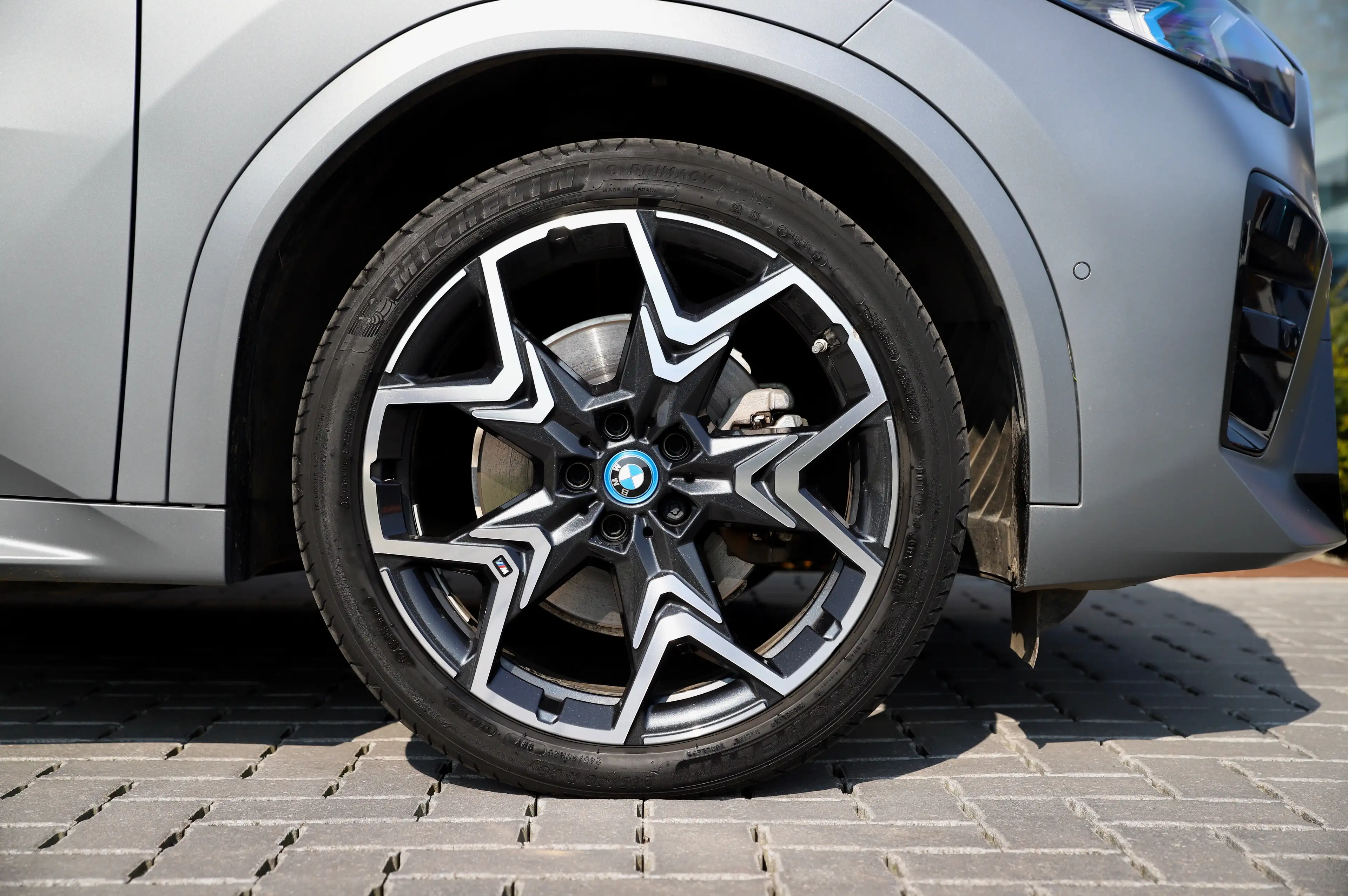 BMW iX2 66.5 kWh xDrive30 I Iconic Glow I Frozen Pure Grey — photo 9
