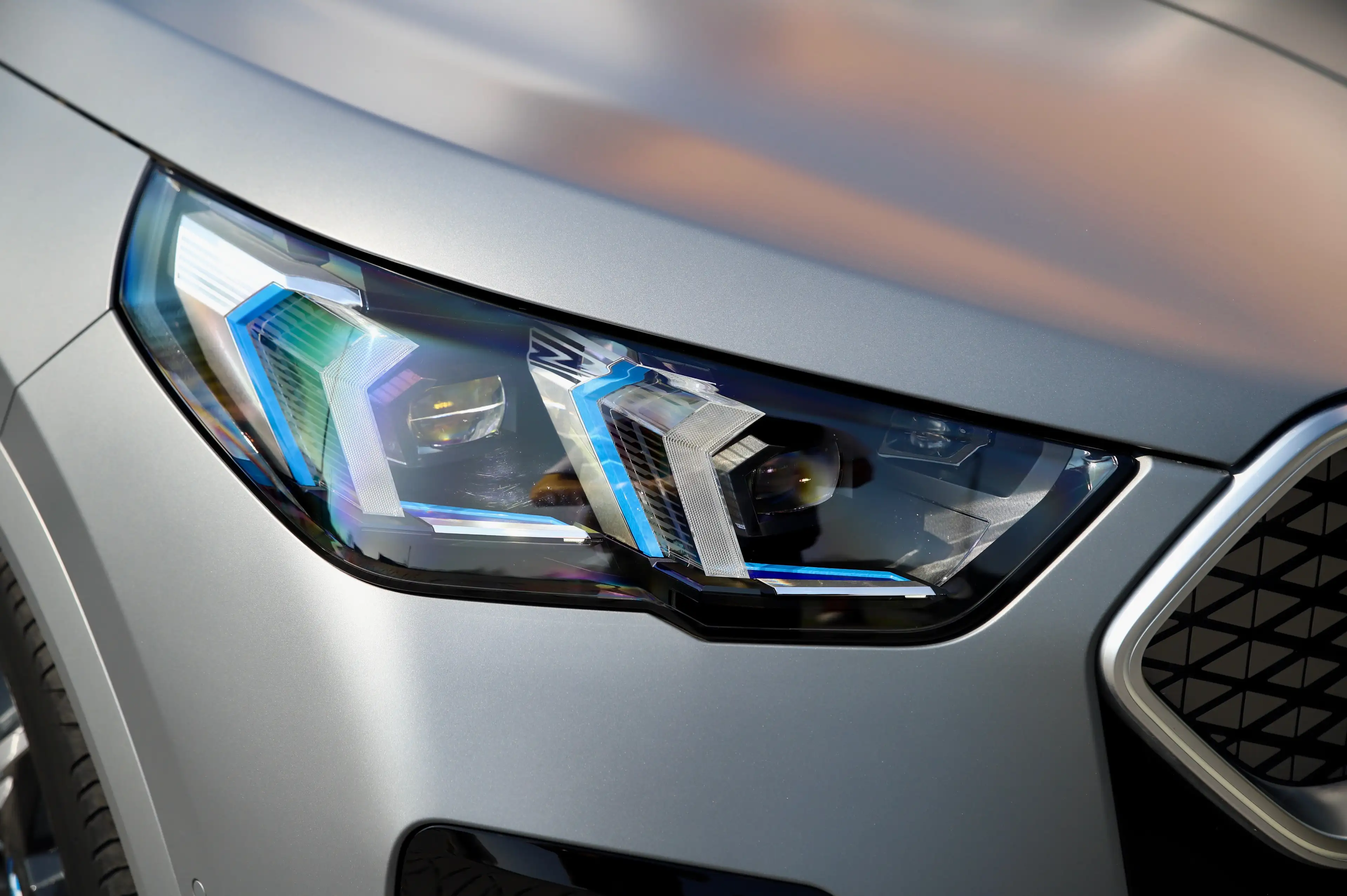 BMW iX2 66.5 kWh xDrive30 I Iconic Glow I Frozen Pure Grey — photo 10