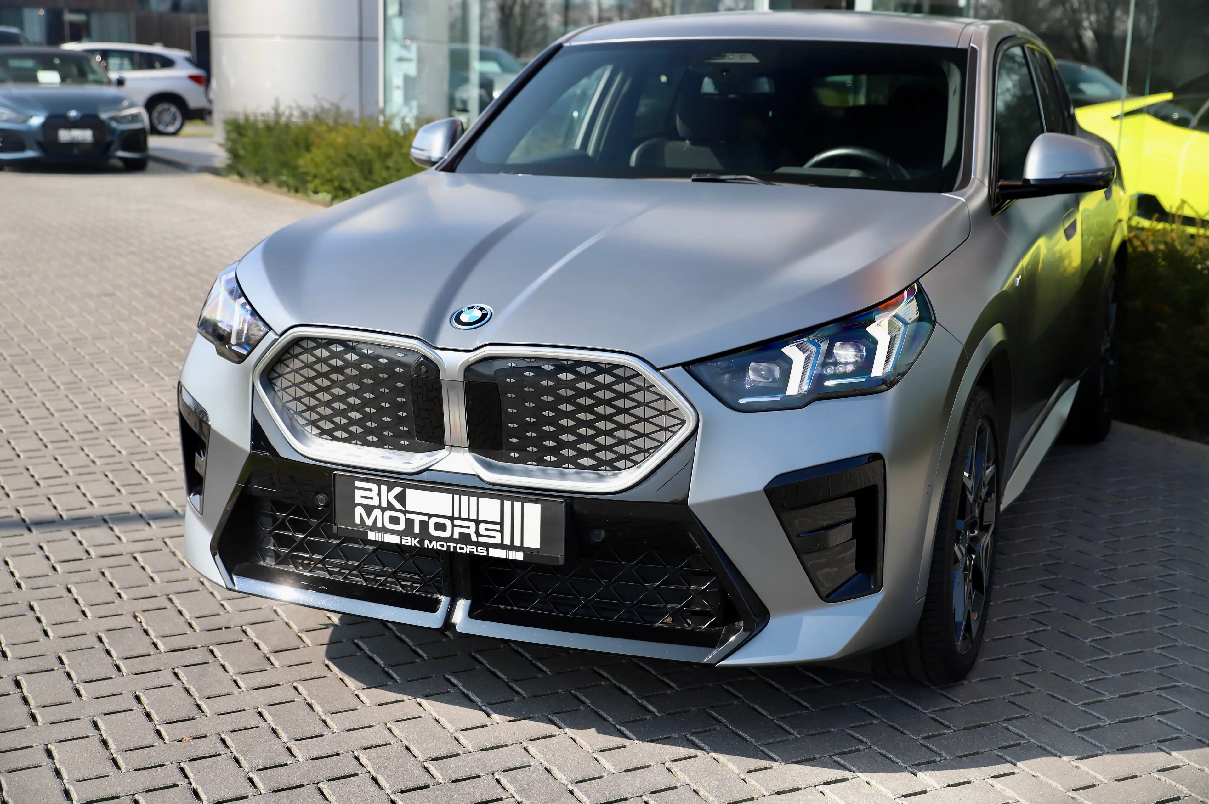 BMW iX2 66.5 kWh xDrive30 I Iconic Glow I Frozen Pure Grey — photo 5