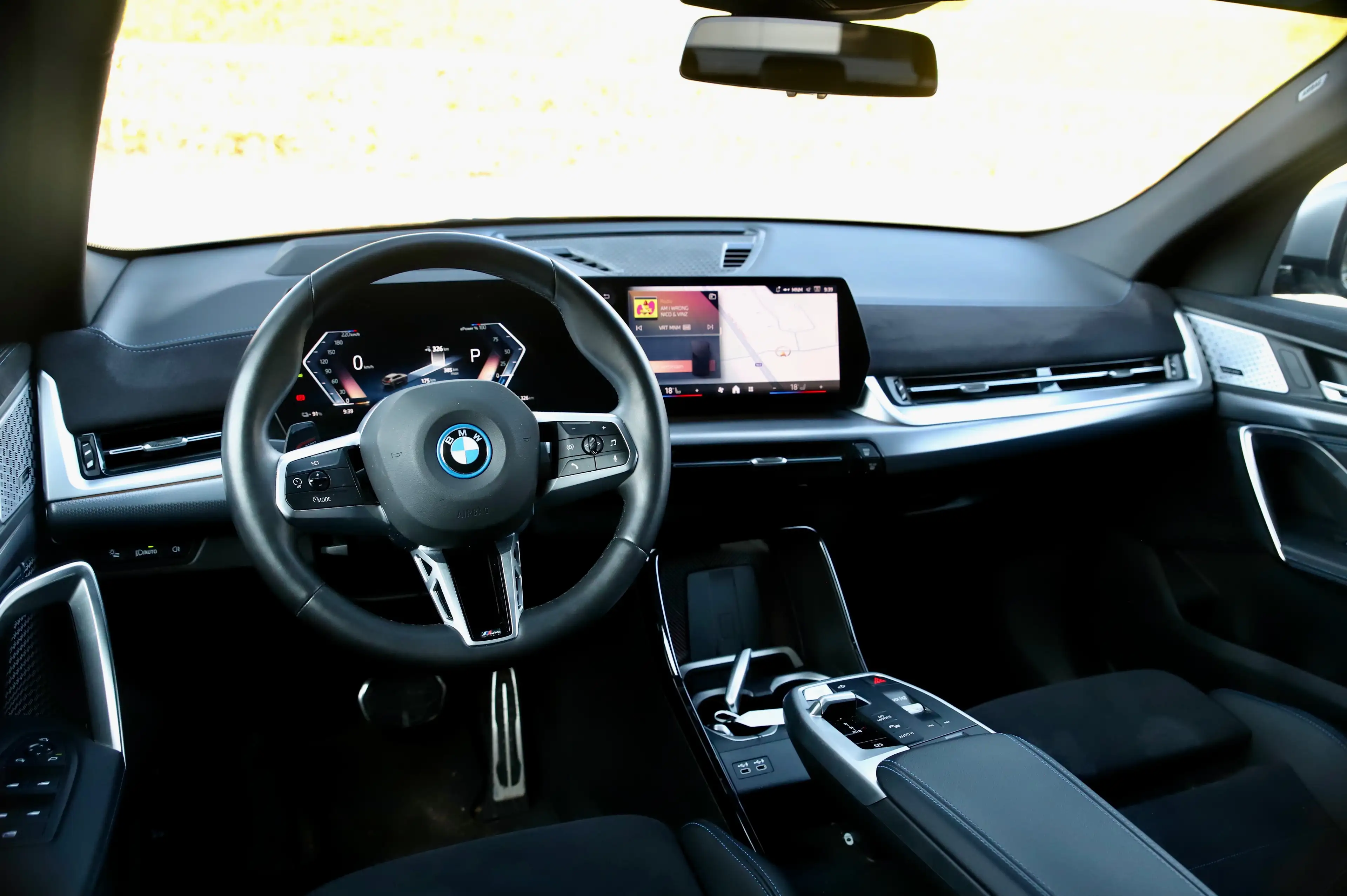 BMW iX2 66.5 kWh xDrive30 I Iconic Glow I Frozen Pure Grey — photo 15