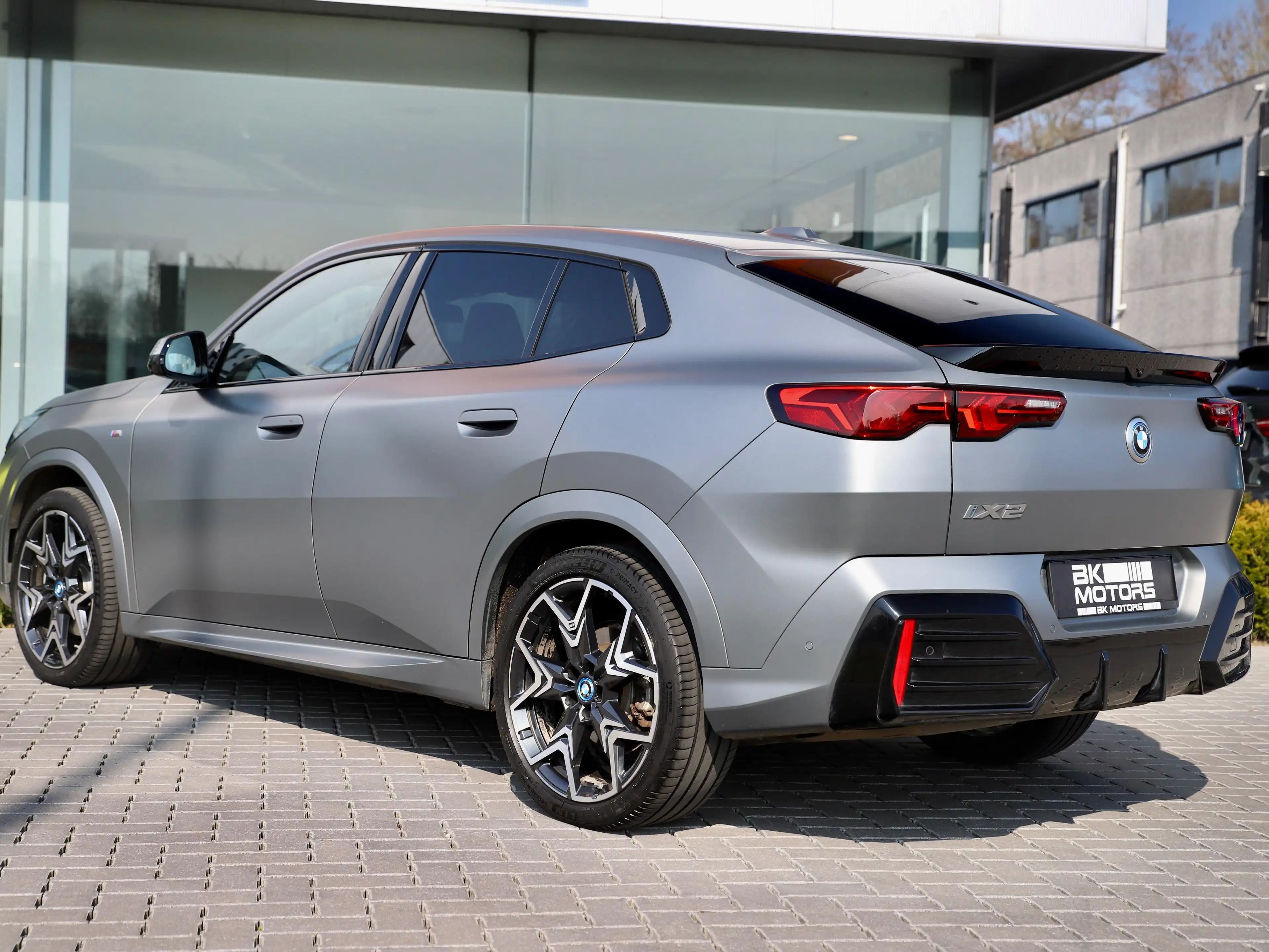BMW iX2 66.5 kWh xDrive30 I Iconic Glow I Frozen Pure Grey — photo 13