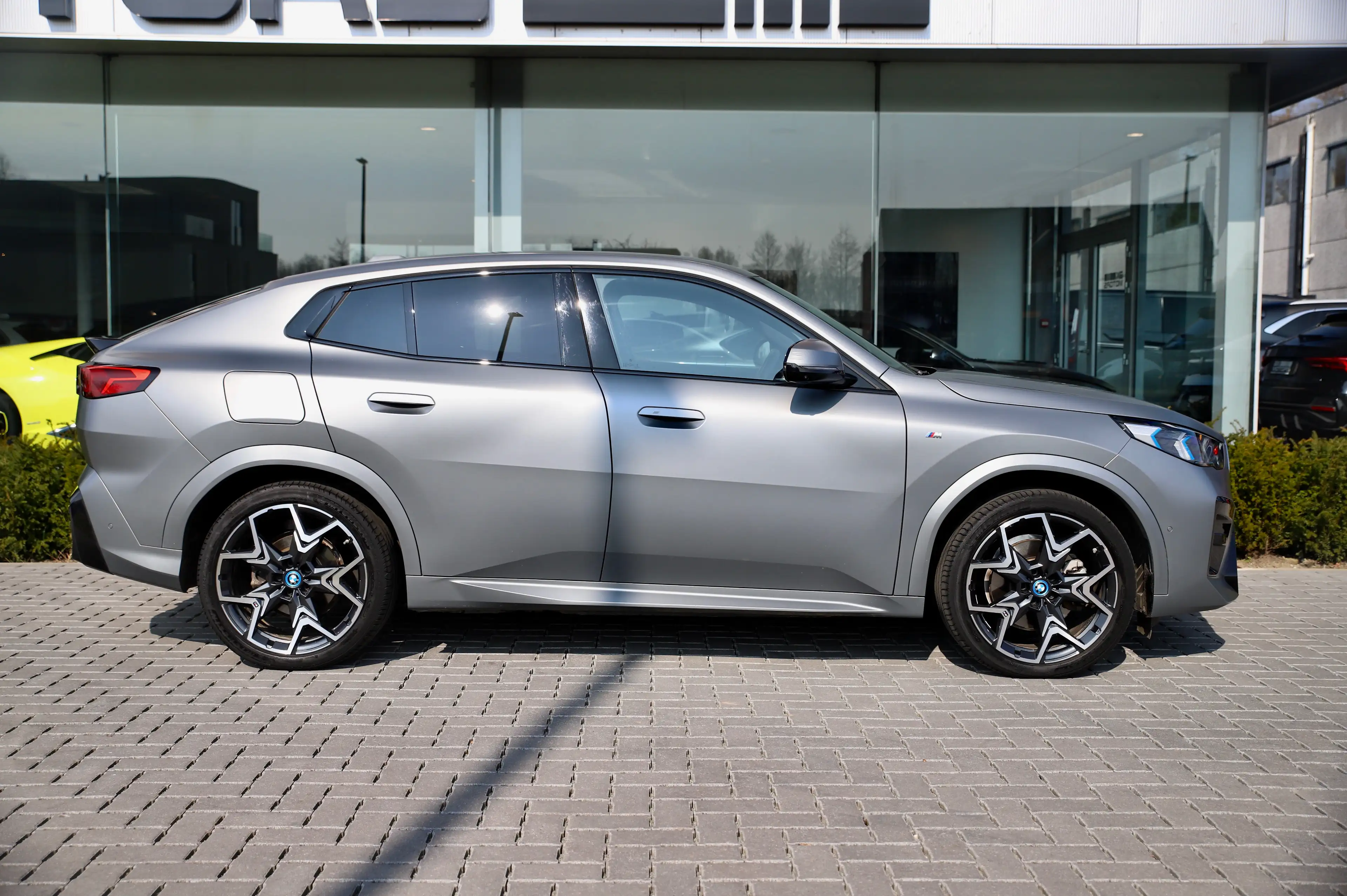 BMW iX2 66.5 kWh xDrive30 I Iconic Glow I Frozen Pure Grey — photo 6