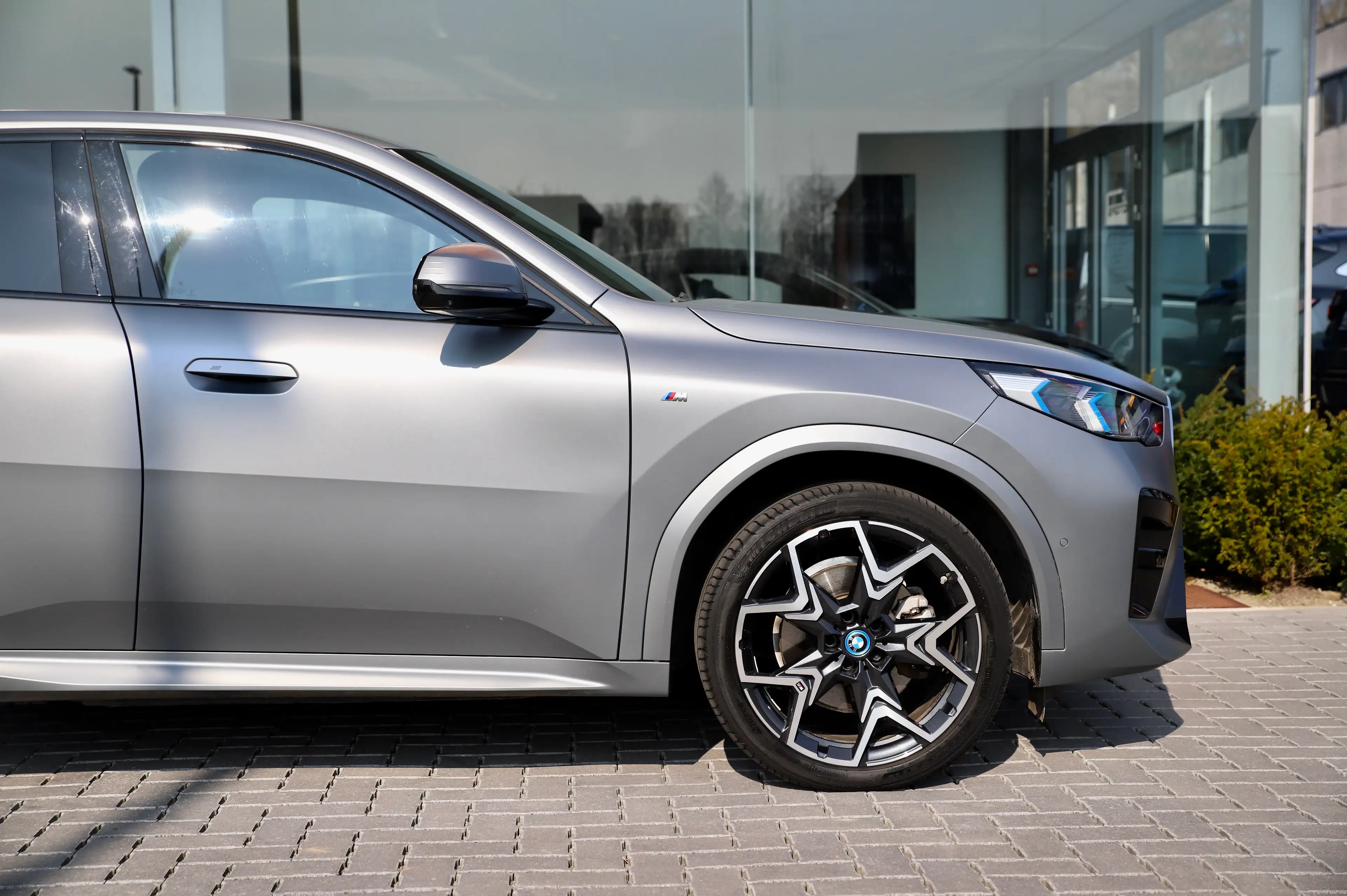 BMW iX2 66.5 kWh xDrive30 I Iconic Glow I Frozen Pure Grey — photo 8