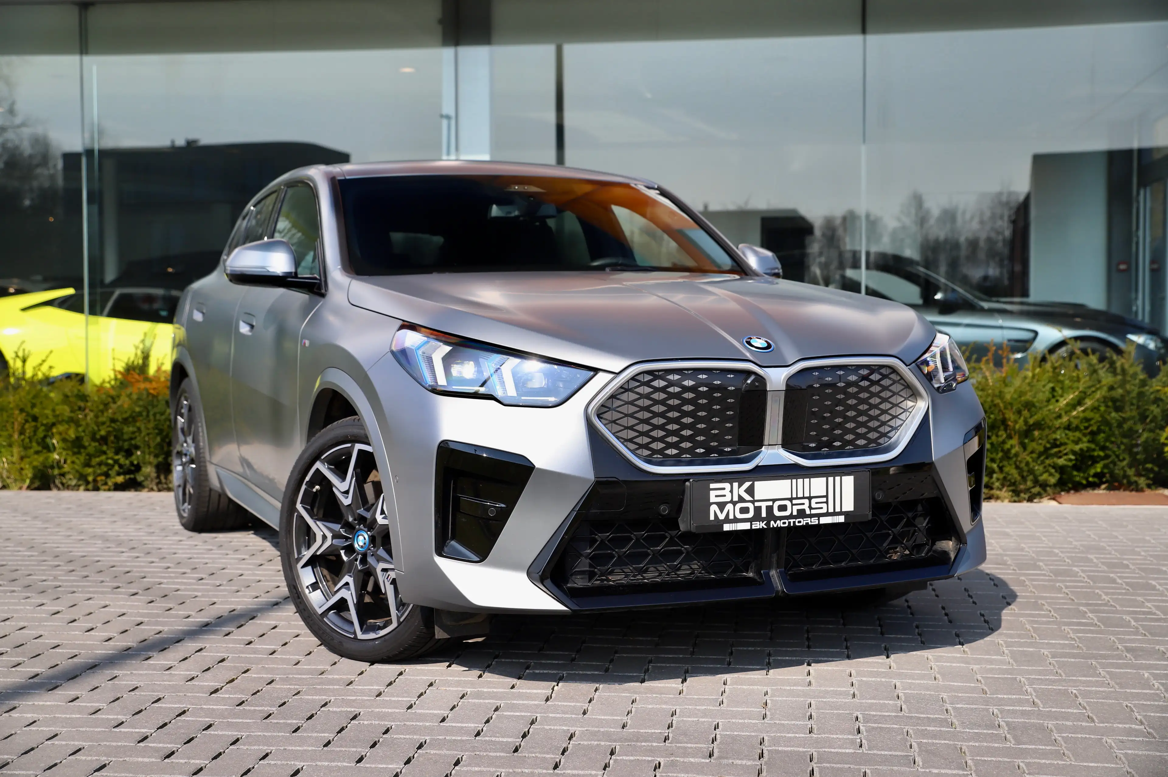 BMW iX2 66.5 kWh xDrive30 I Iconic Glow I Frozen Pure Grey — photo 2