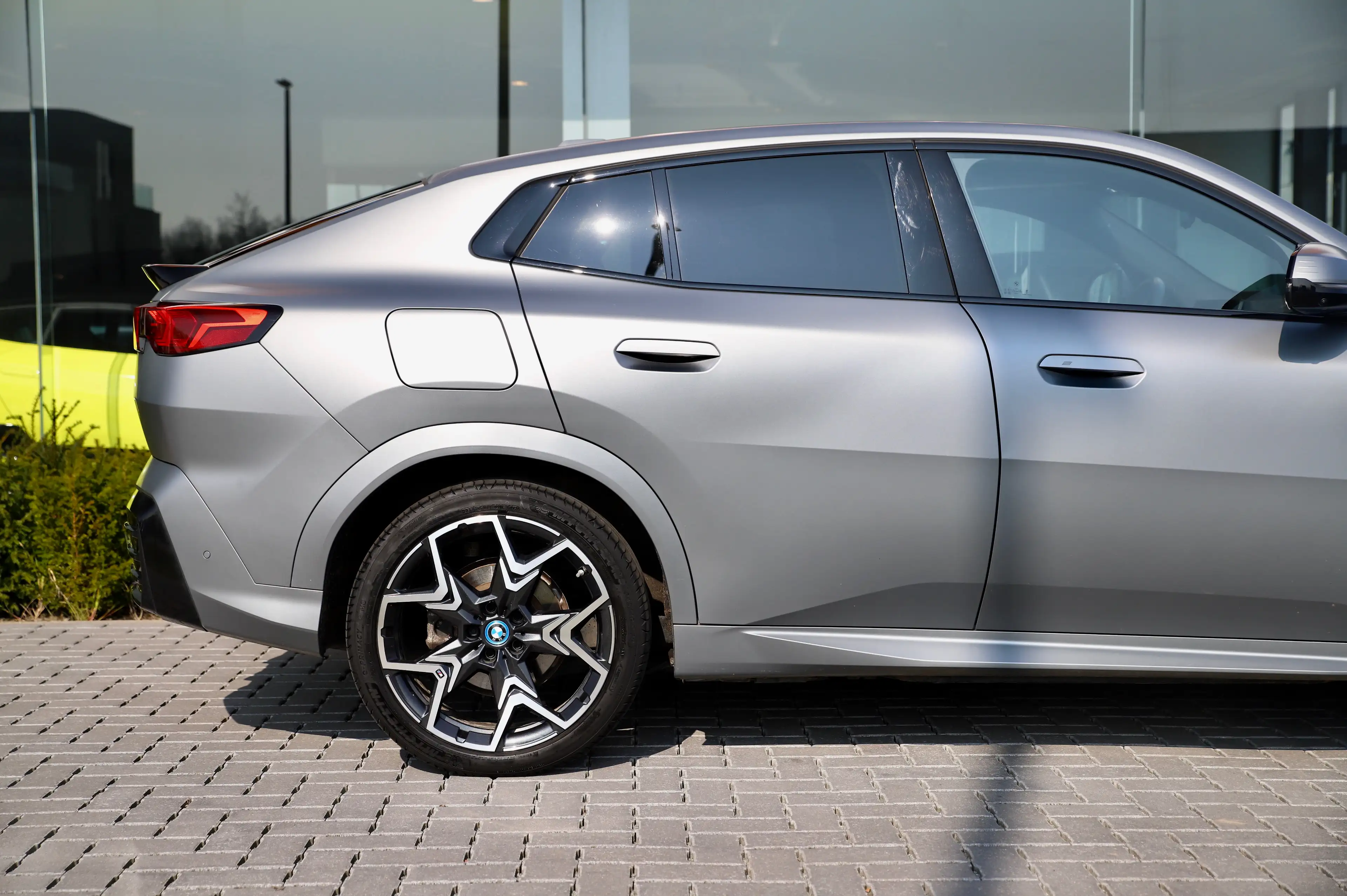 BMW iX2 66.5 kWh xDrive30 I Iconic Glow I Frozen Pure Grey — photo 7