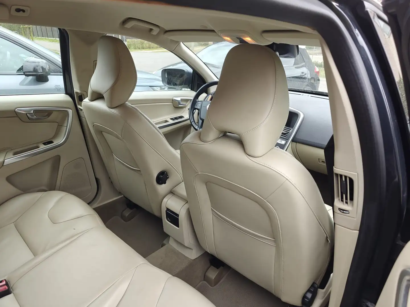 Volvo XC60 XC60 D3 Kinetic Gris - 2