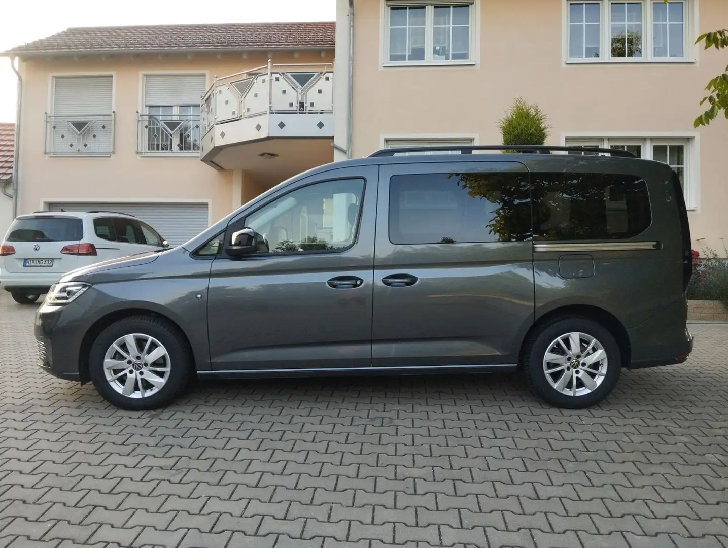 Volkswagen Caddy Life Maxi 2.0 TDI, DSG, AHK, 5 Sitze, ACC Grau - 2