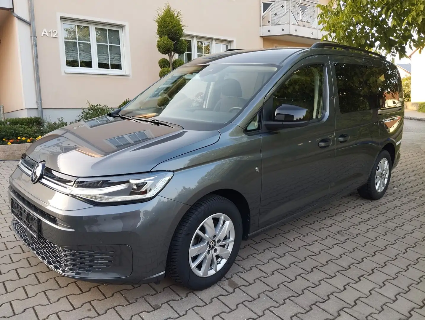 Volkswagen Caddy Life Maxi 2.0 TDI, DSG, AHK, 5 Sitze, ACC Grau - 1