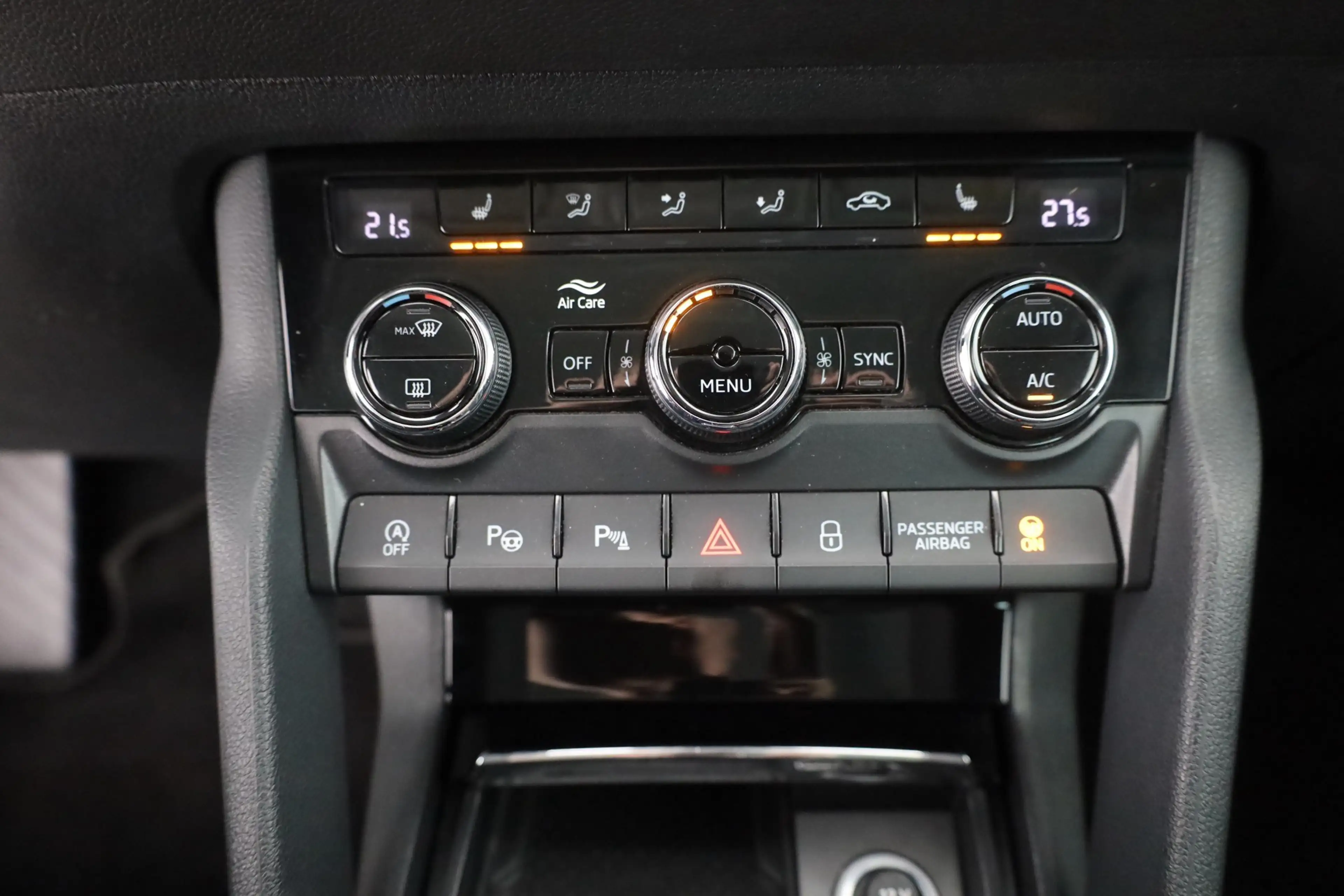 Skoda Karoq 1.5 TSI DSG LED Navi Sitzheizung AHK ACC — photo 12