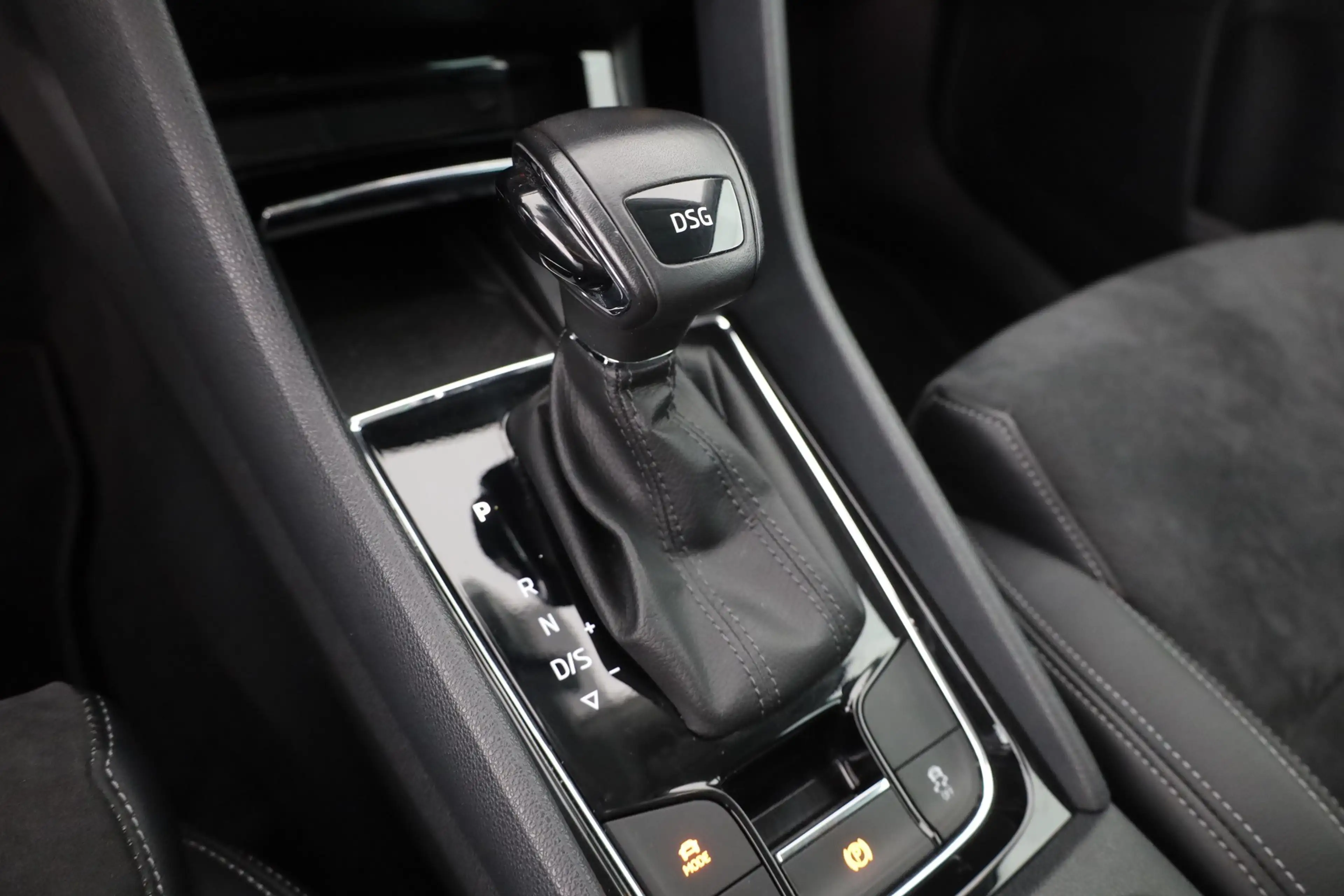 Skoda Karoq 1.5 TSI DSG LED Navi Sitzheizung AHK ACC — photo 14
