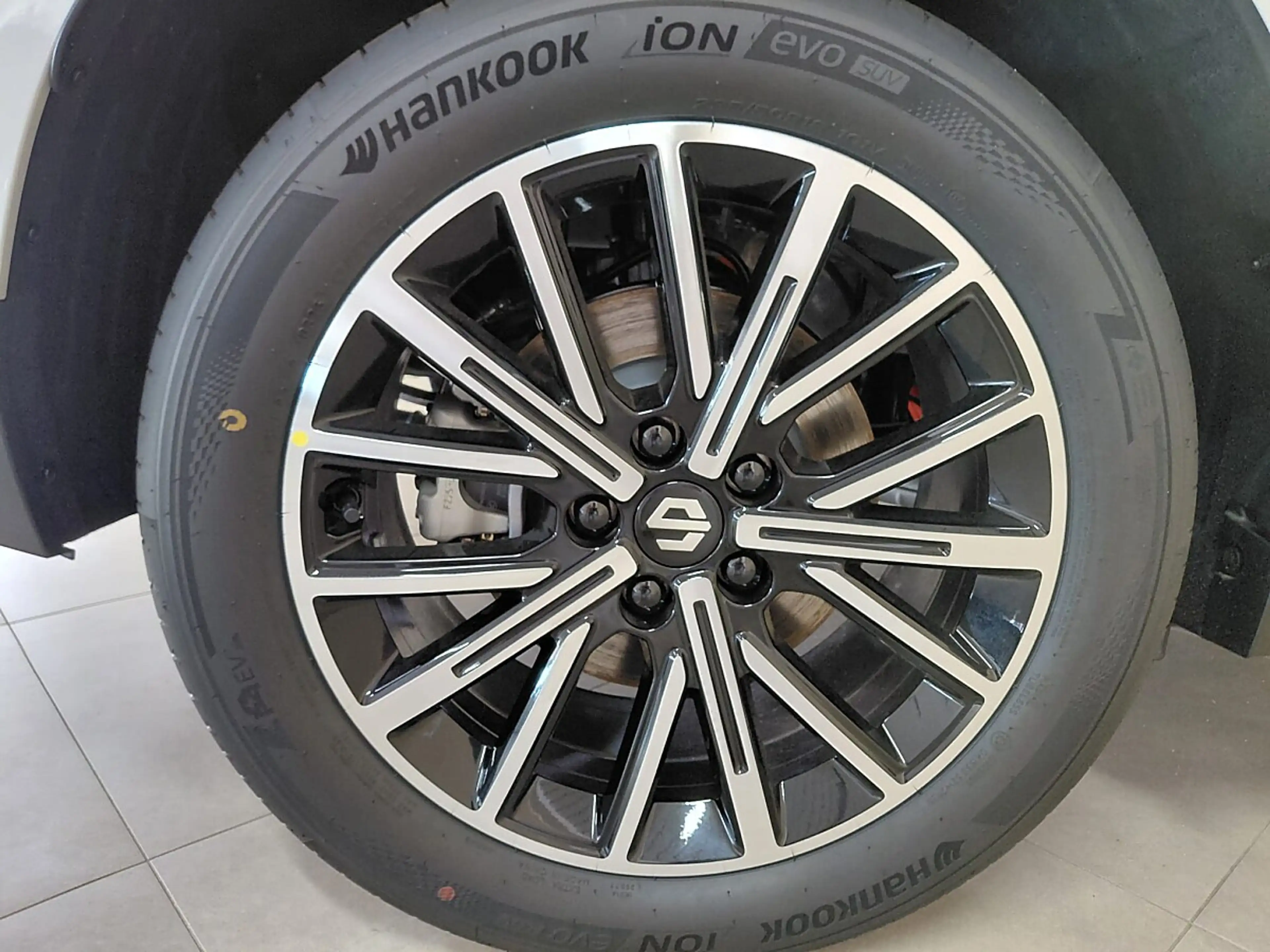 Leapmotor B10 Hybrid Design — photo 13
