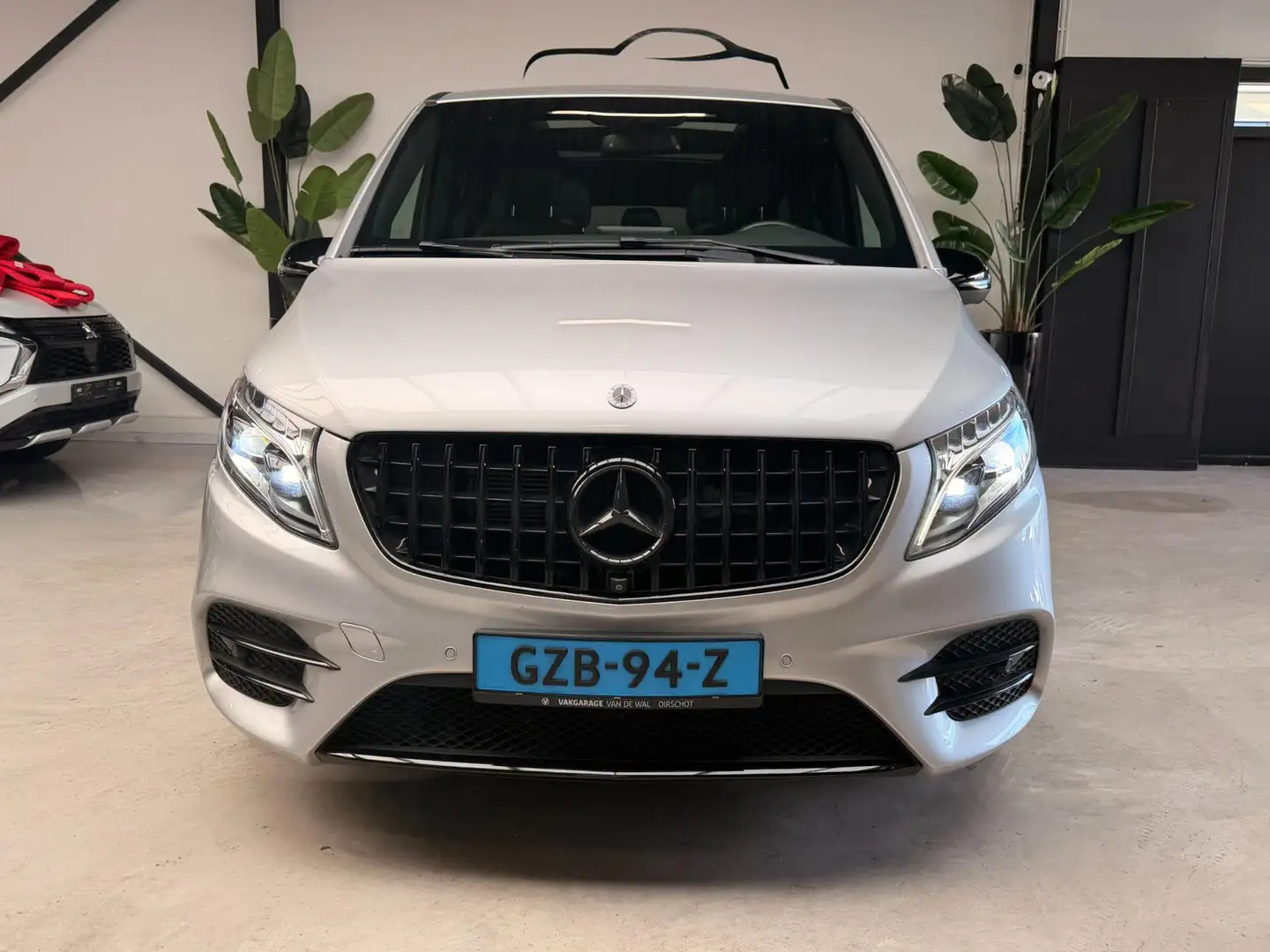 Mercedes-Benz V 250 250d Lang Avantgarde Edition 7/8 Pers AUT LED PANO Grijs - 2