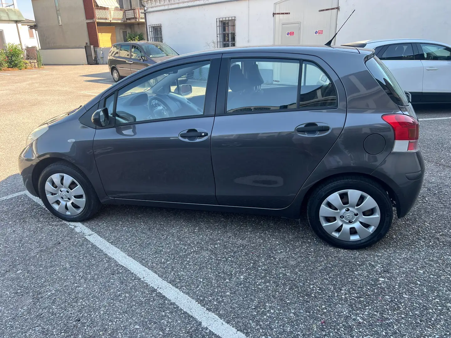 Toyota Yaris YARIS 1.0 5 PORTE SOL OK NEOPATENTATI Grigio - 2
