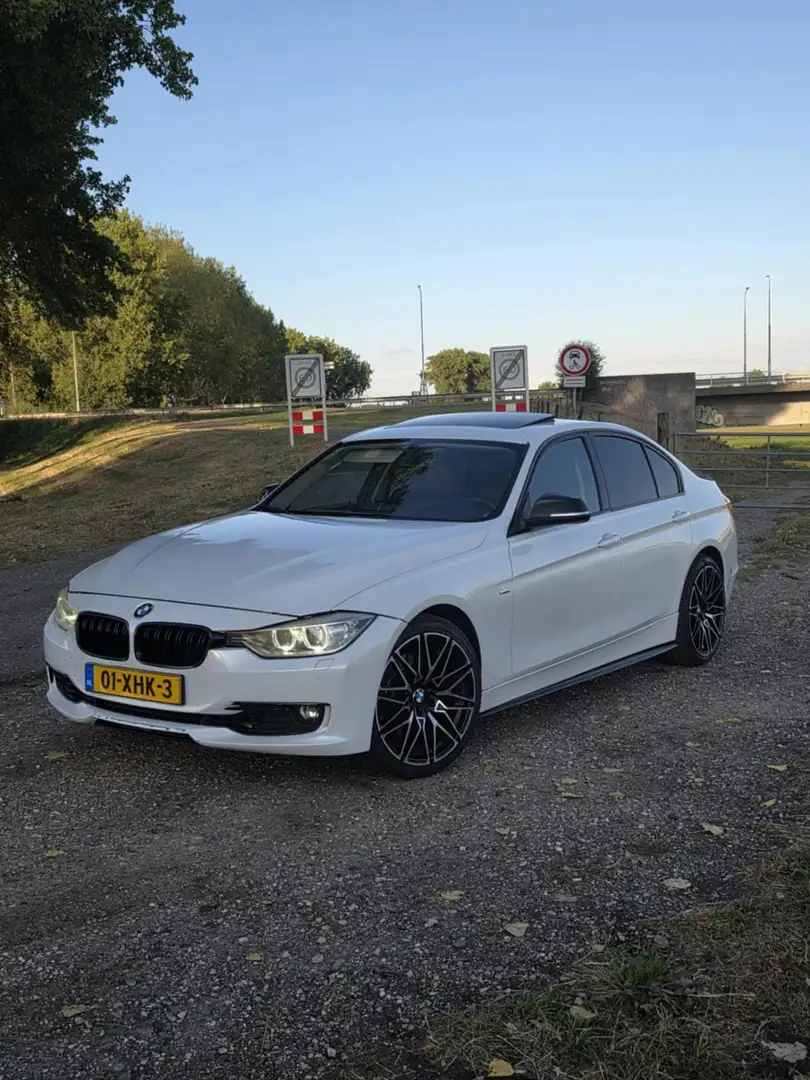 BMW 328 BMW 328i M-Paket 2.0 Benzine 
280 Pk🐴 | Automaat - 2
