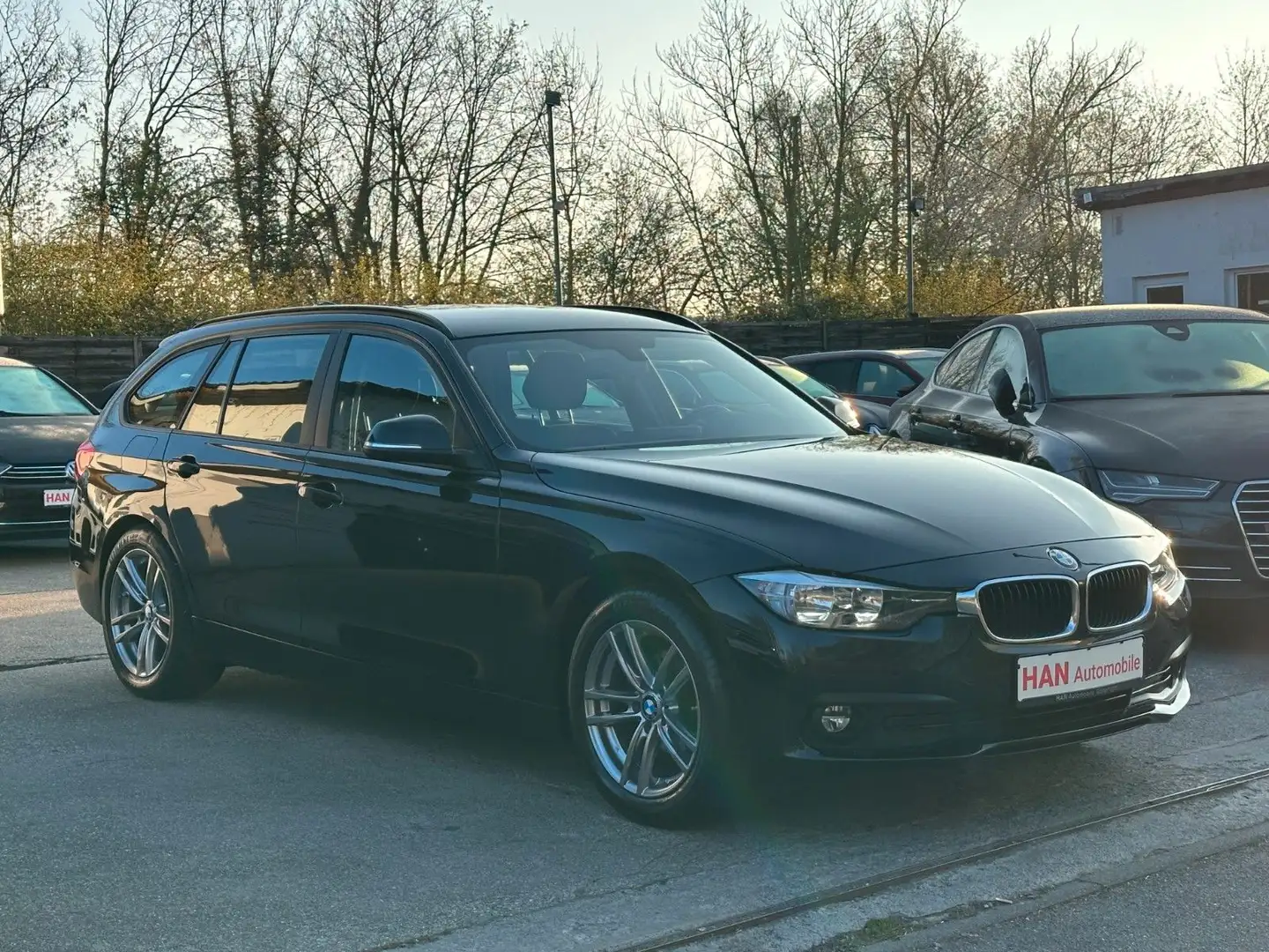 BMW 318 3 Touring 318 i Advantage/Navi/SHZ/Temp./PDC Černá - 2