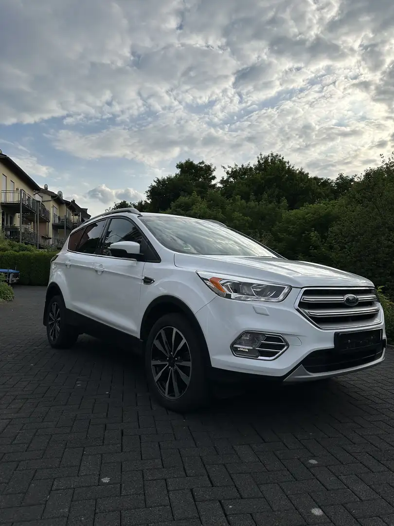 Ford Kuga 1.5 EcoBoost 2x4 Titanium - 1