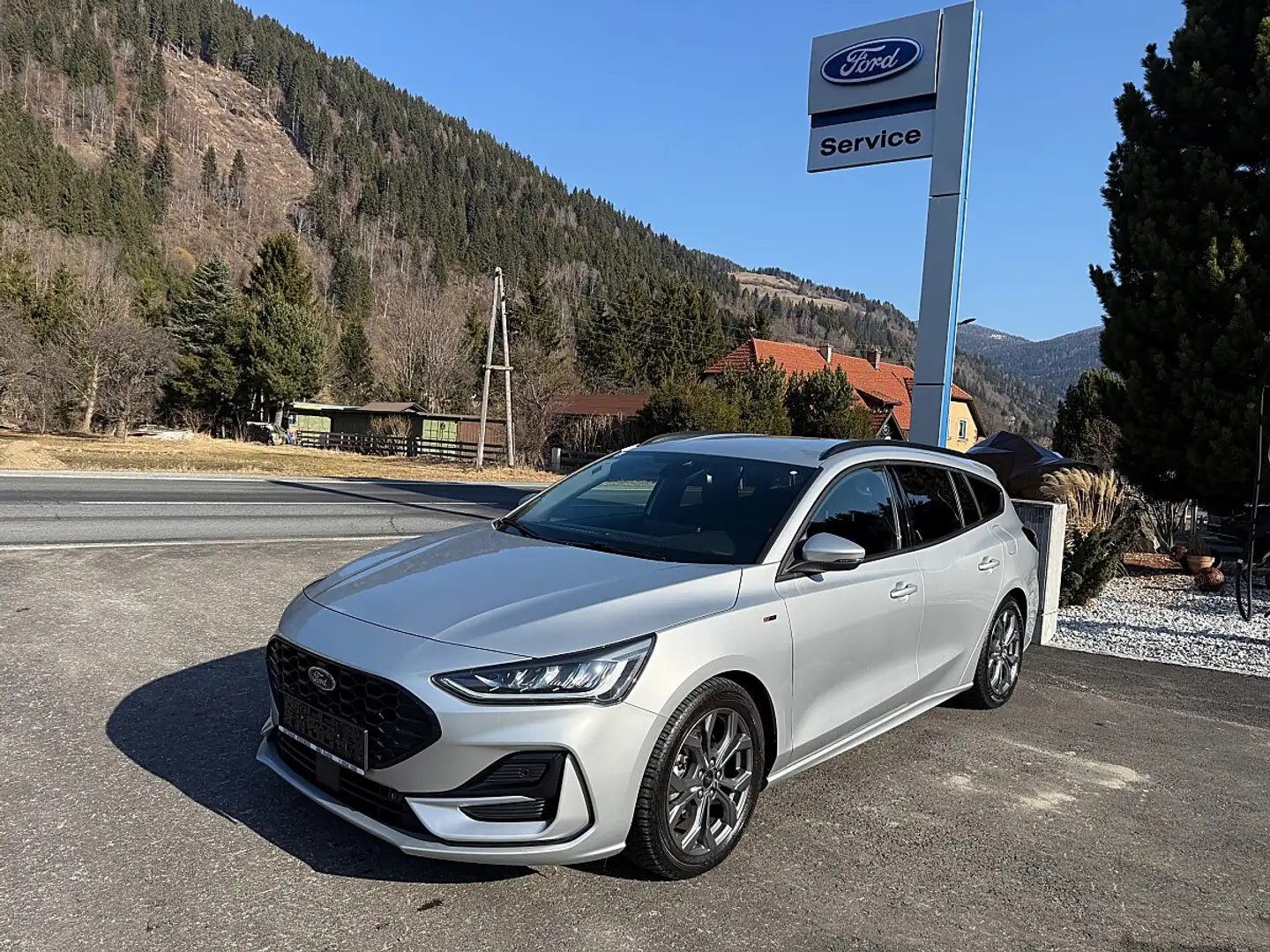 Ford Focus Turnier 1,5 EcoBlue ST-Line Aut. Silber - 1
