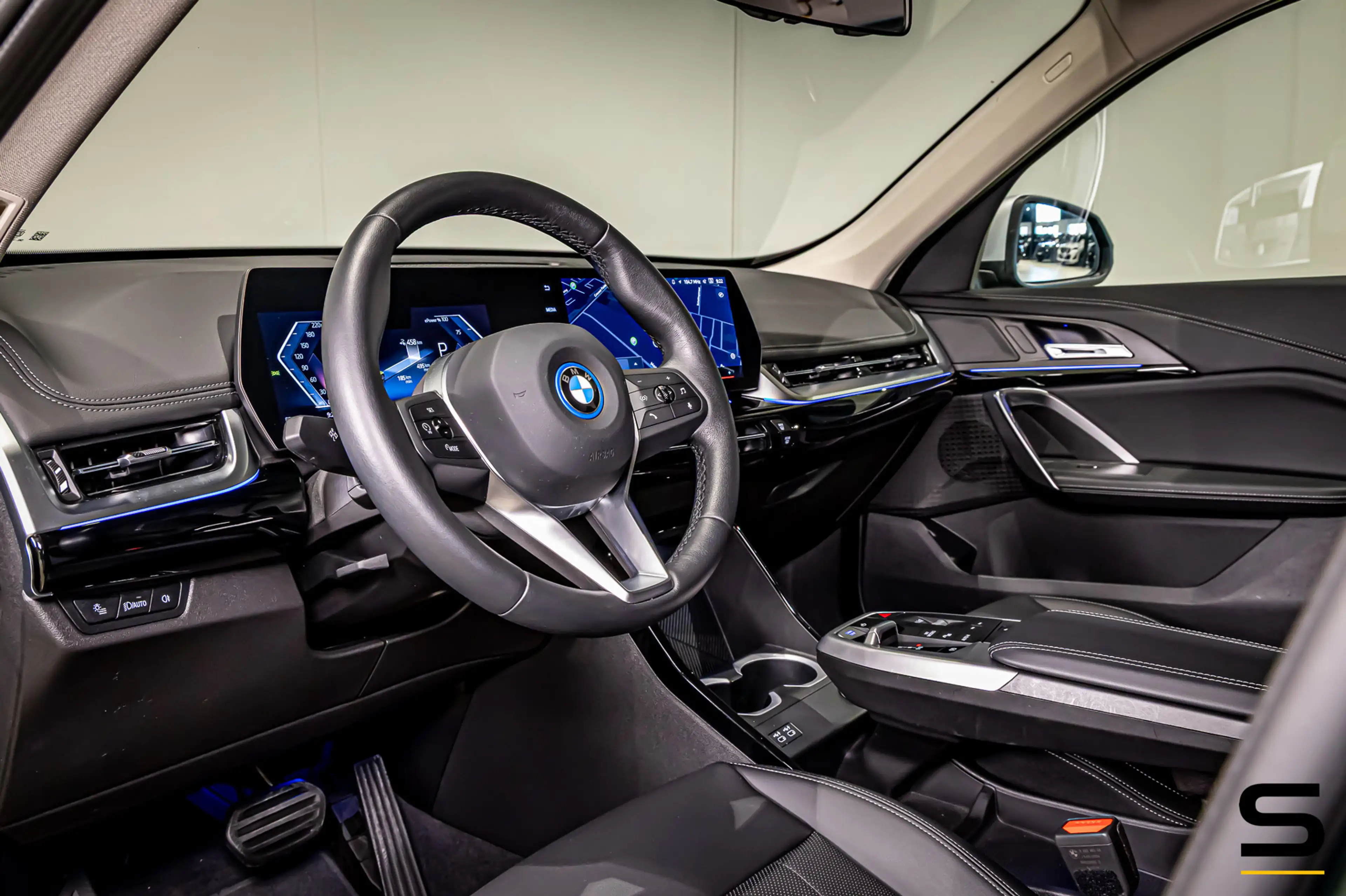 BMW iX1 EDrive30 X-Line|Sanremo Green|M-onderstel|Parking — photo 4