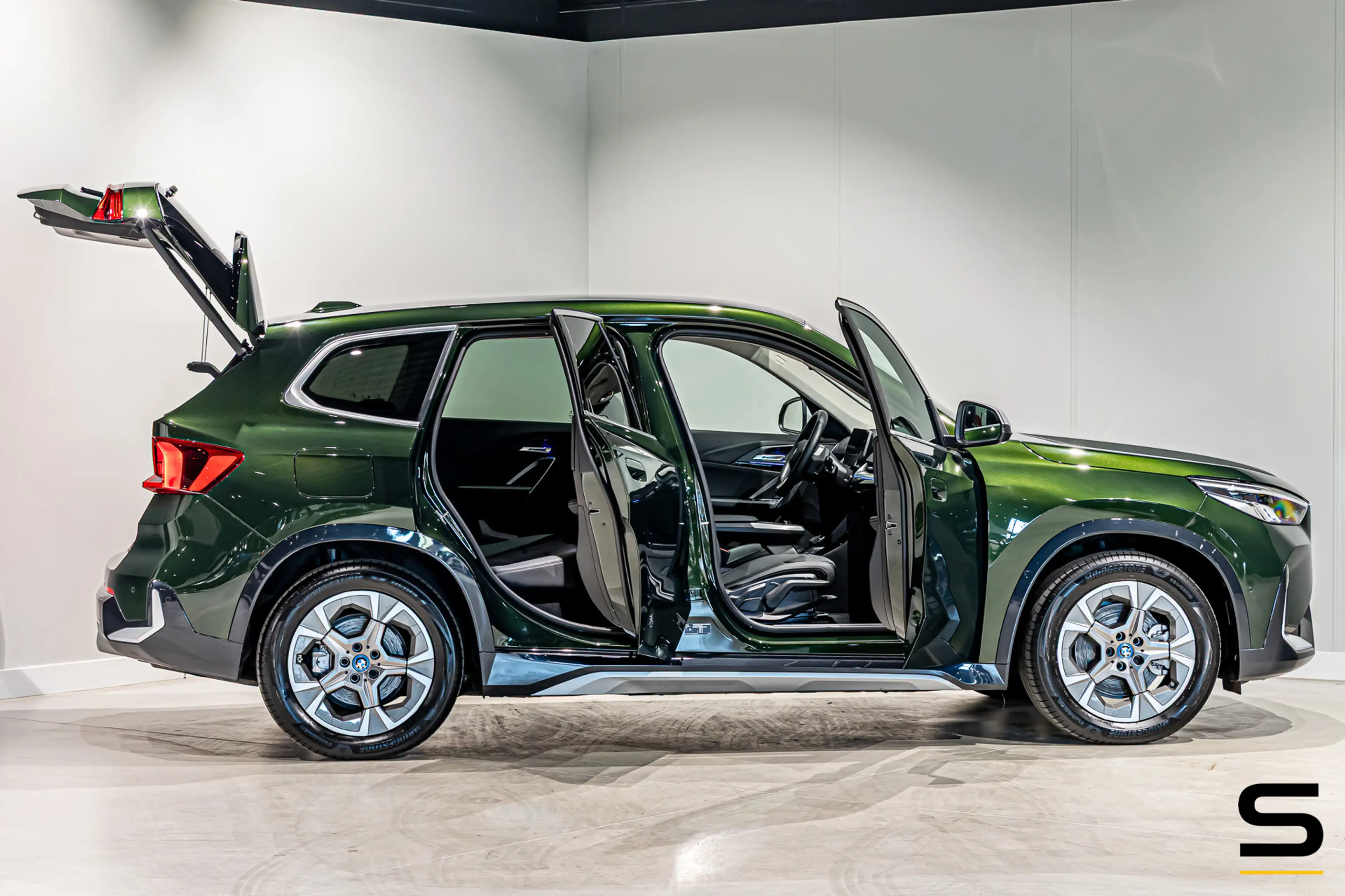 BMW iX1 EDrive30 X-Line|Sanremo Green|M-onderstel|Parking — photo 9
