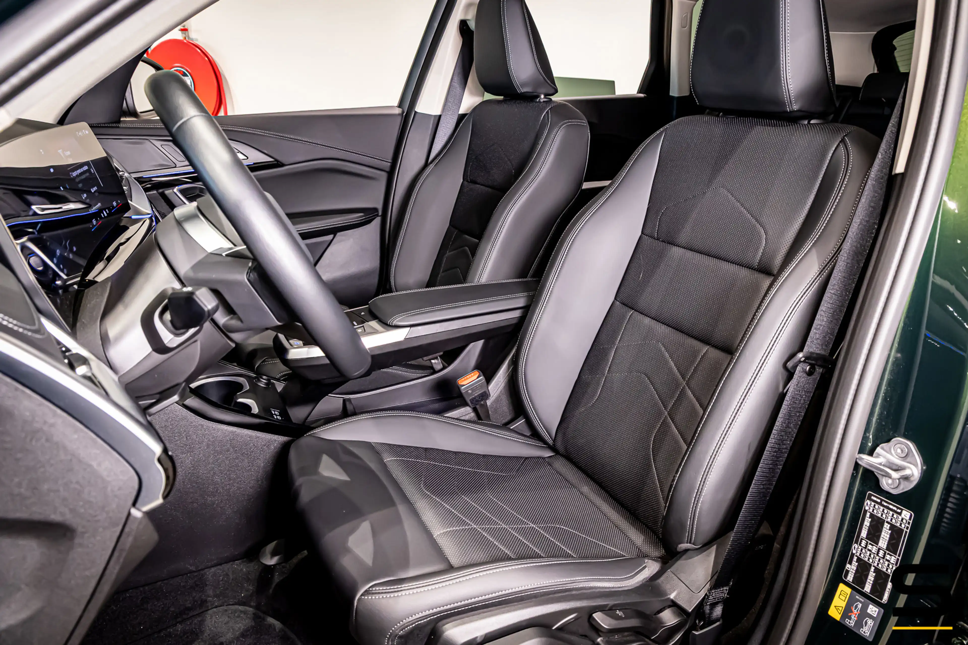 BMW iX1 EDrive30 X-Line|Sanremo Green|M-onderstel|Parking — photo 3