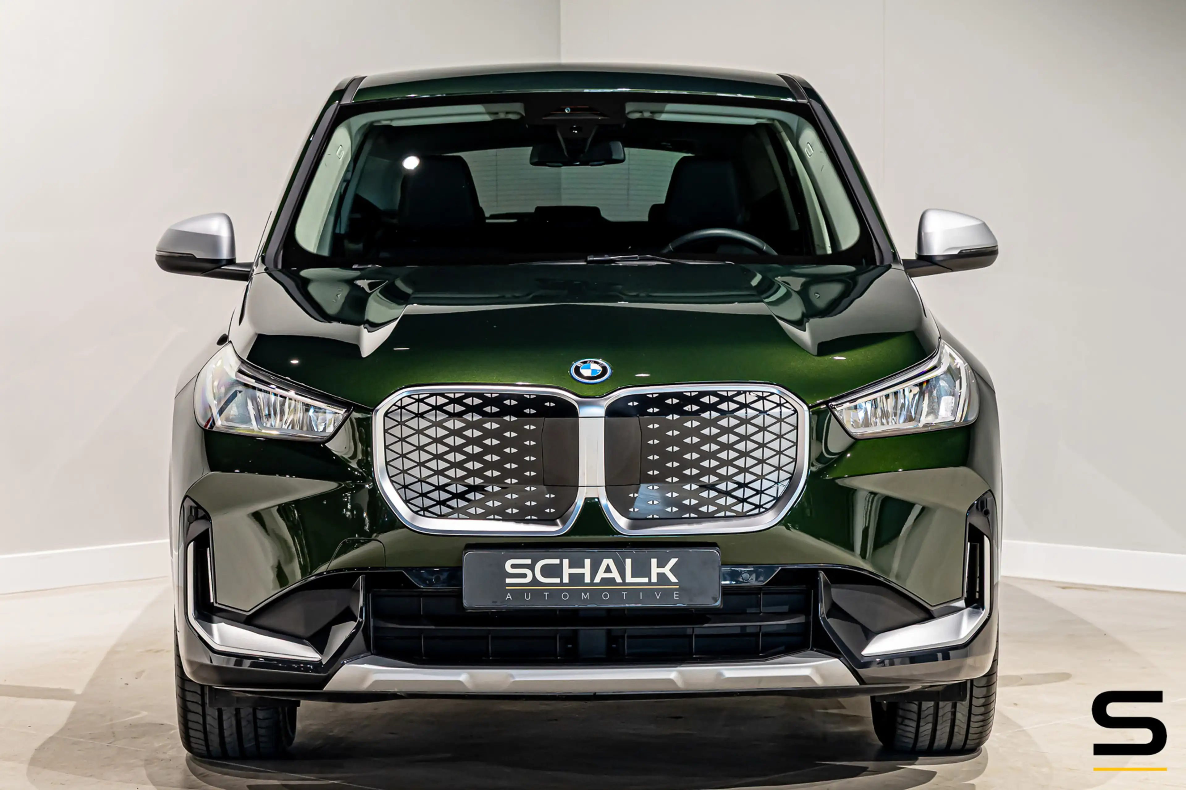 BMW iX1 EDrive30 X-Line|Sanremo Green|M-onderstel|Parking — photo 11