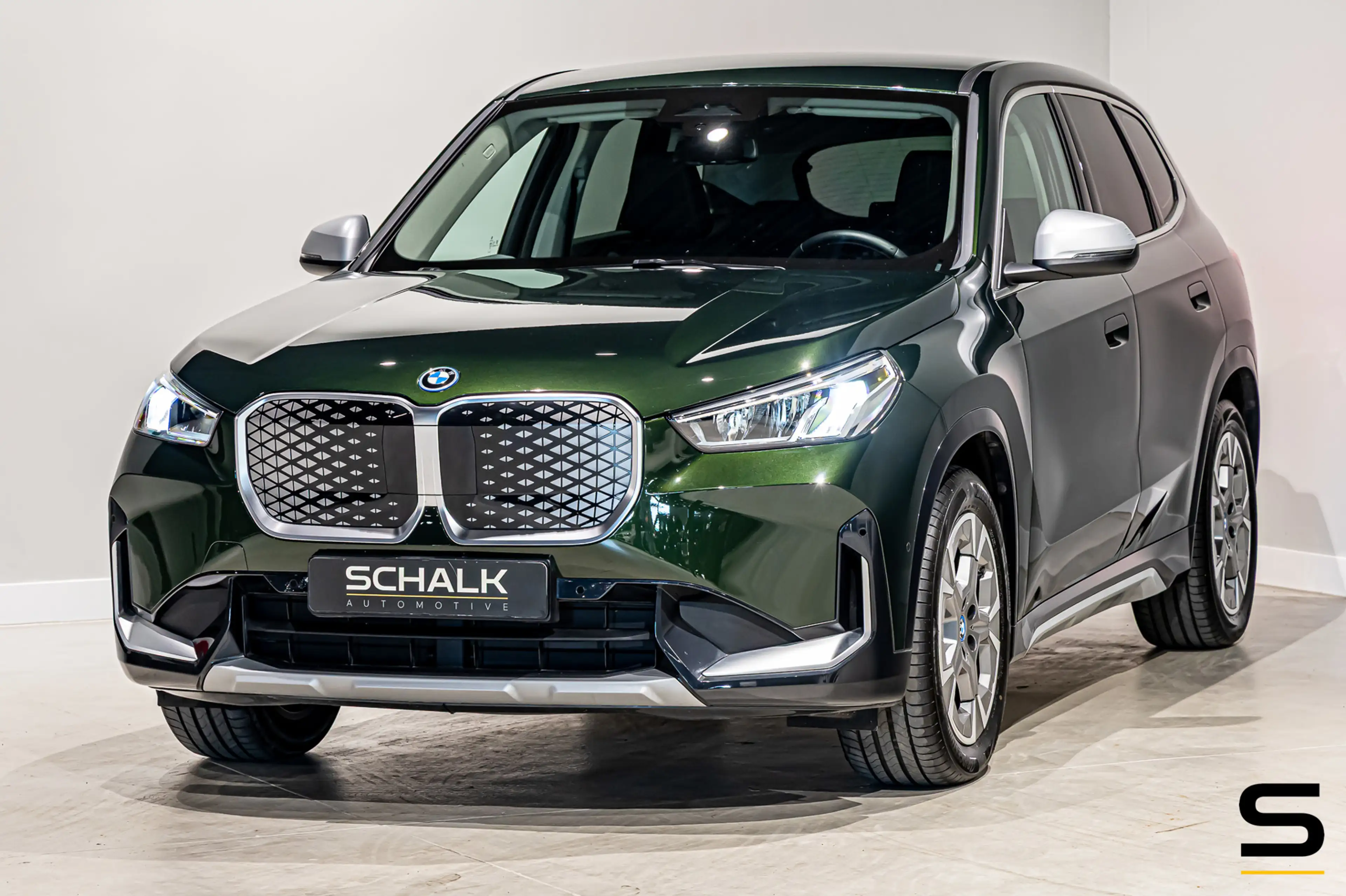 BMW iX1 EDrive30 X-Line|Sanremo Green|M-onderstel|Parking — photo 14