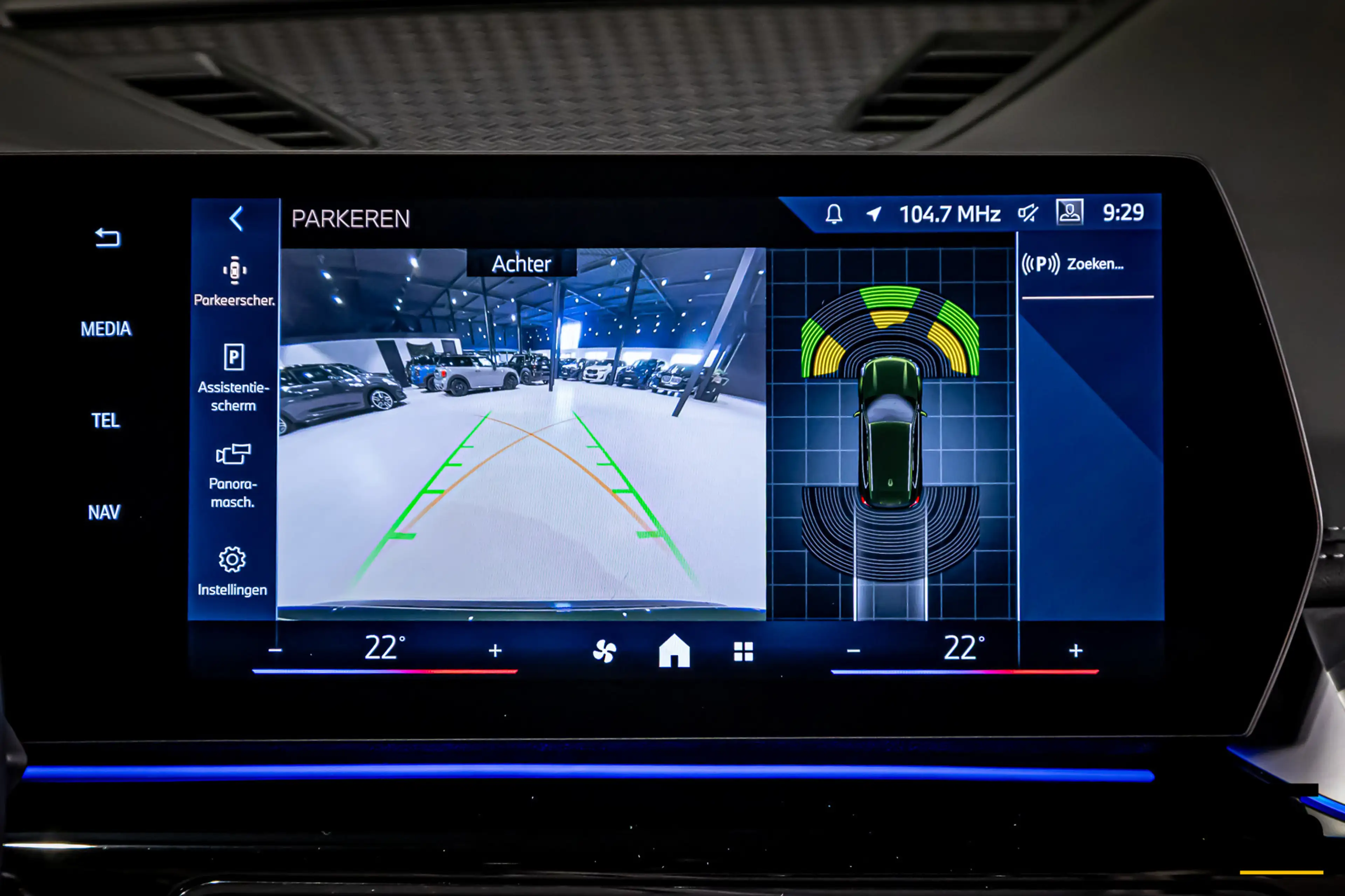 BMW iX1 EDrive30 X-Line|Sanremo Green|M-onderstel|Parking — photo 7