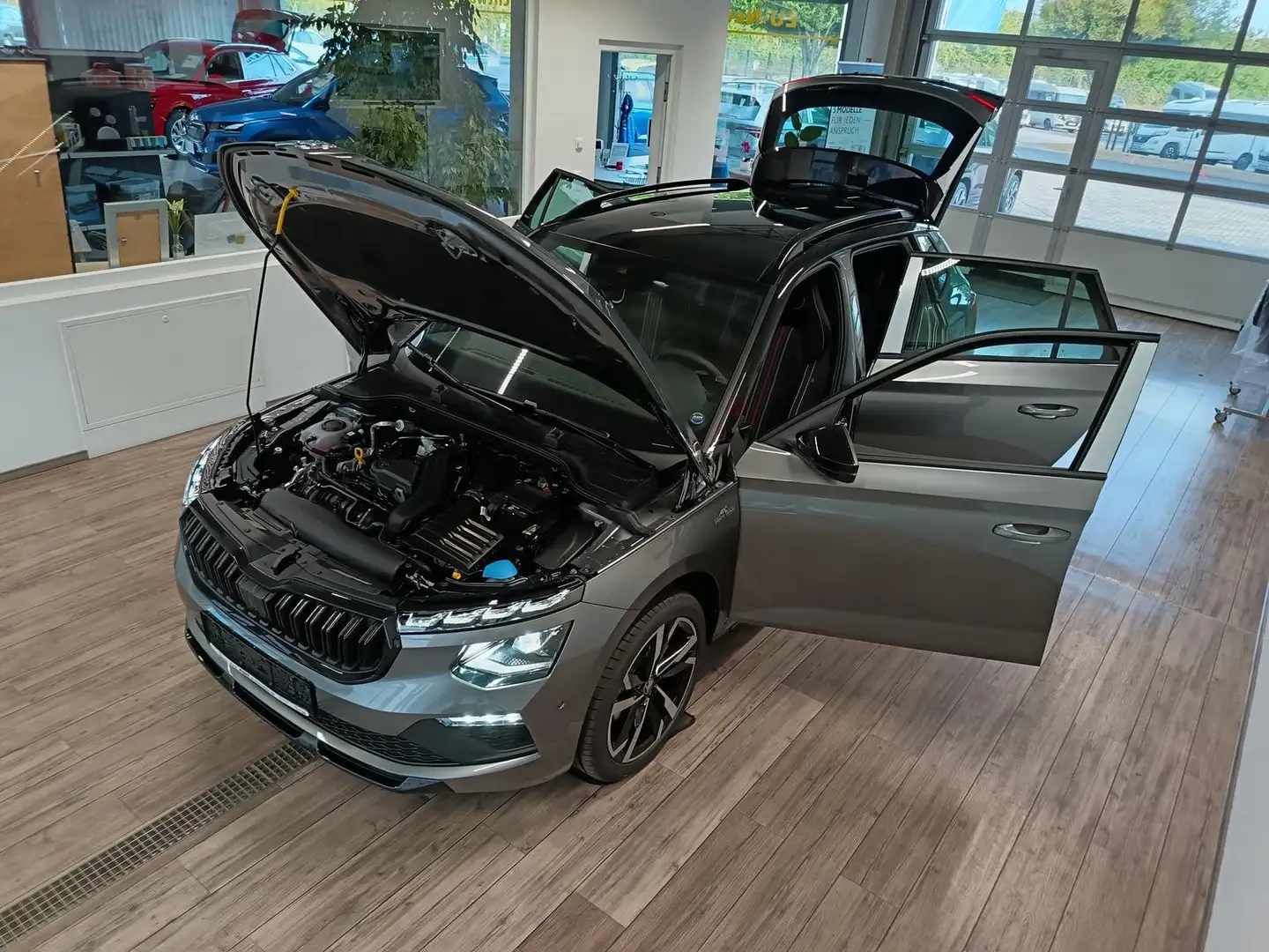 Skoda Kamiq Monte Carlo 1,5 TSI DSG*AHK*PANO*LED*ACC* Gris - 2
