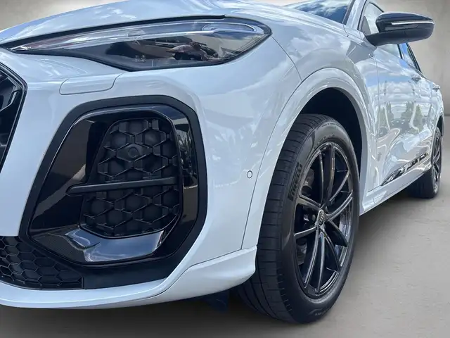 Audi Q5 view 4