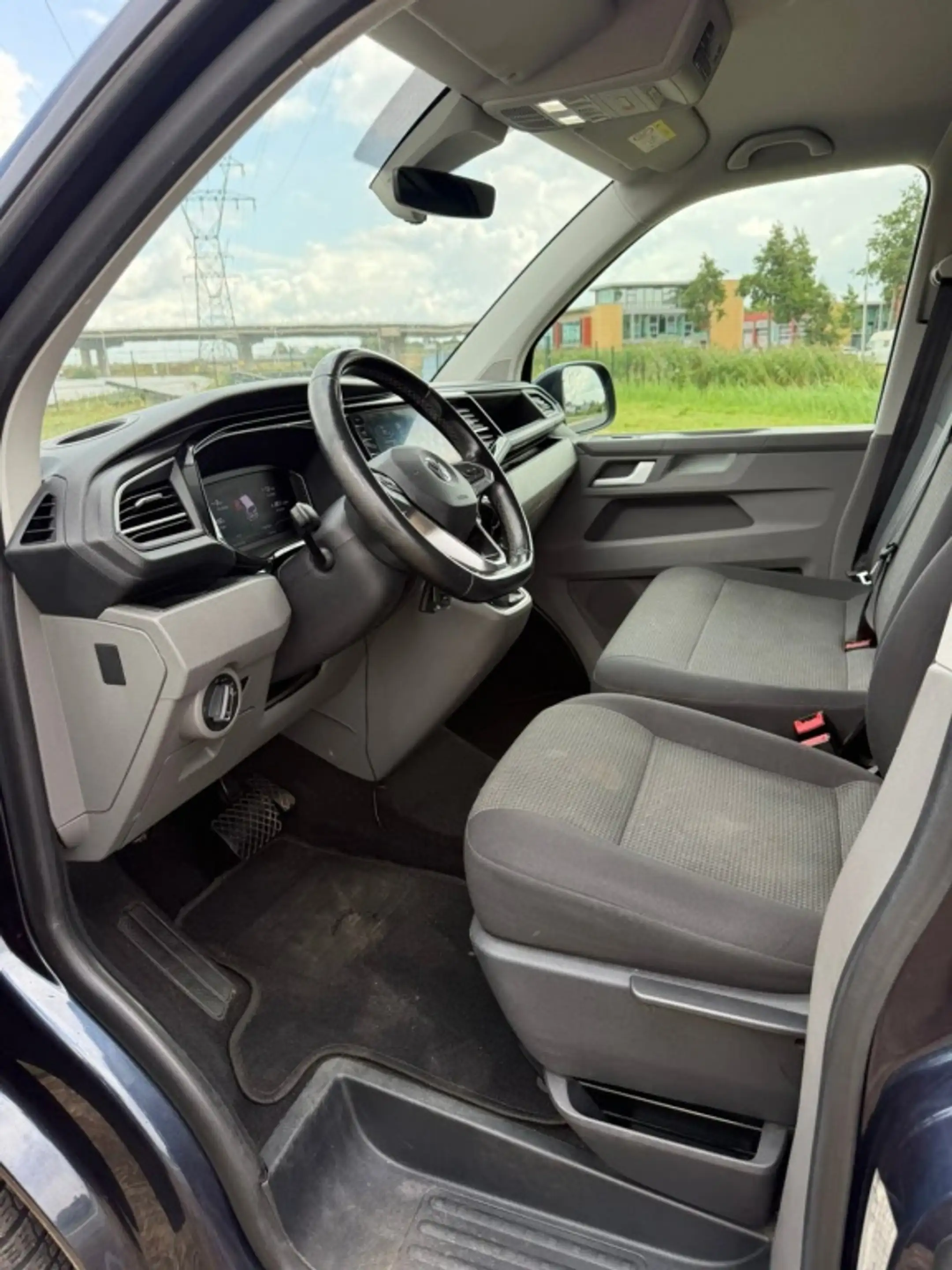 Volkswagen Transporter 2.0 TDI L2H1 — photo 3