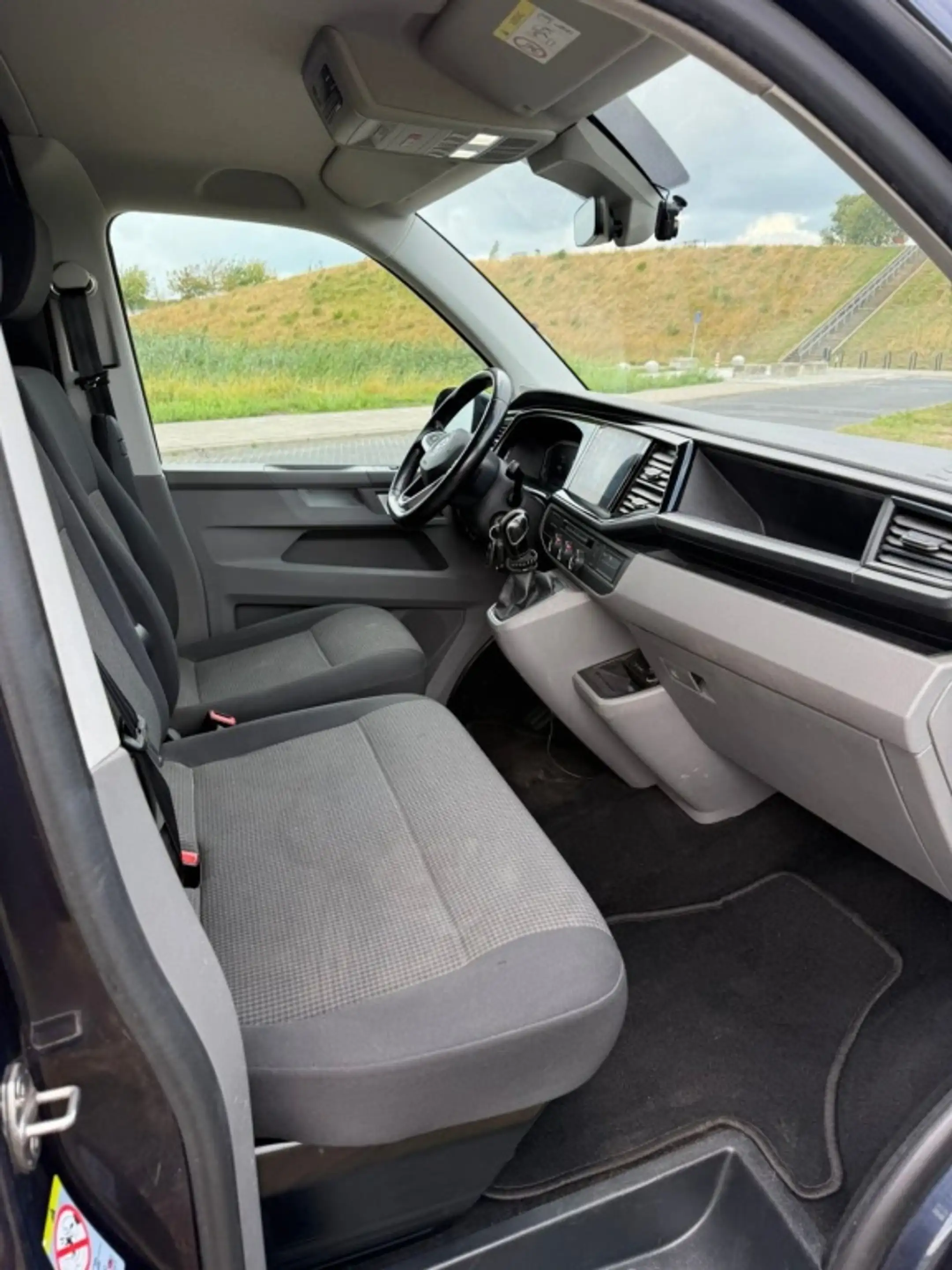 Volkswagen Transporter 2.0 TDI L2H1 — photo 10