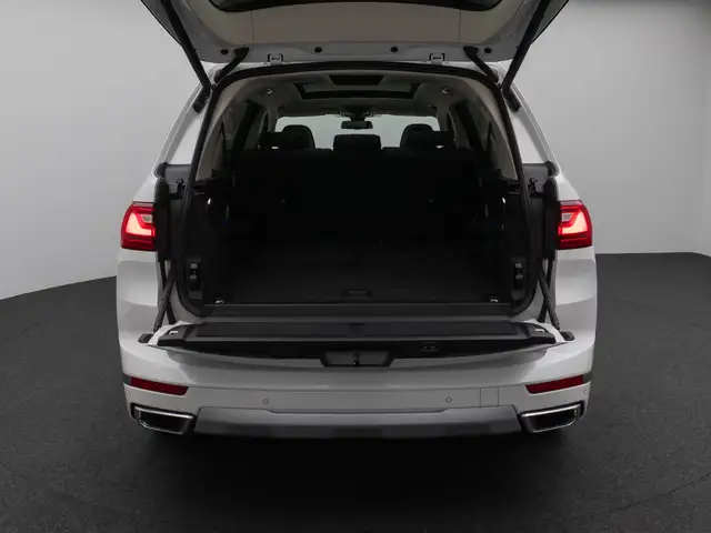 BMW X7 view 13