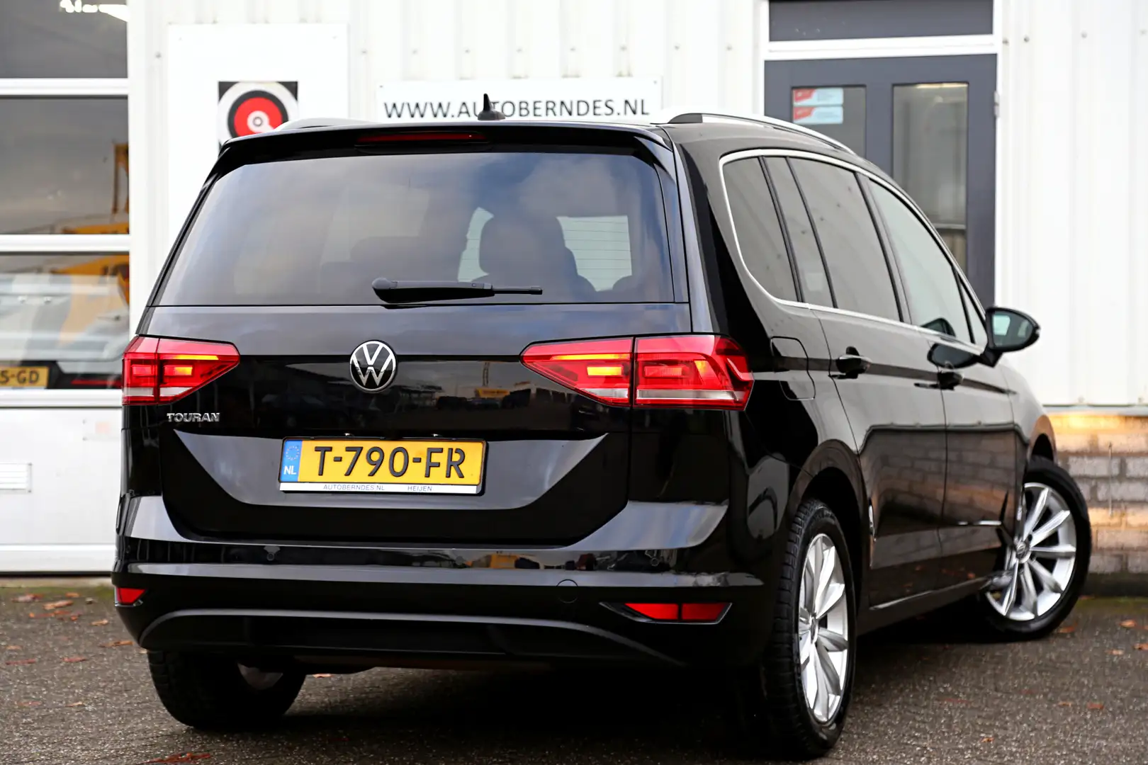 Volkswagen Touran 1.5 TSI Comfortline 7persoons Aut.*Perfect Onderh. Zwart - 2