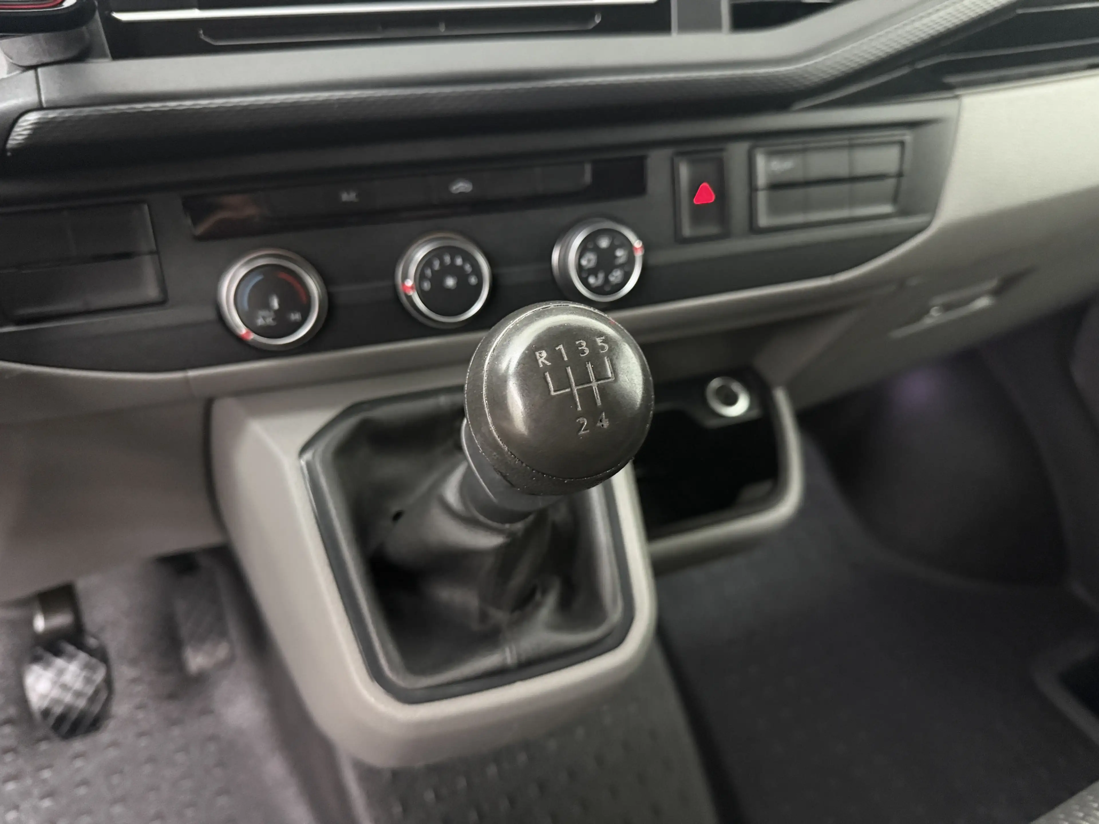 Volkswagen T6.1 Transporter 2.0TDI Lang | Imperiaal | Trekhaak | Multimedia | — photo 17