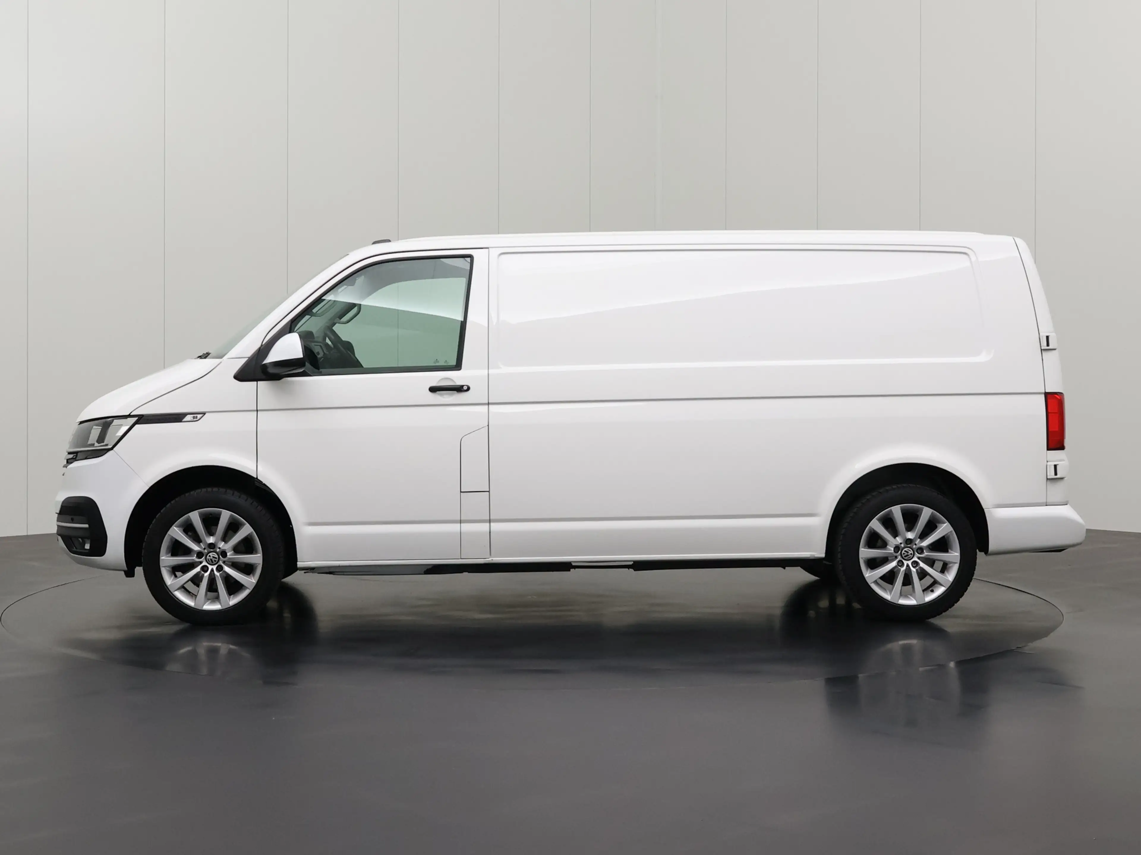Volkswagen T6.1 Transporter 2.0TDI Lang | Imperiaal | Trekhaak | Multimedia | — photo 12
