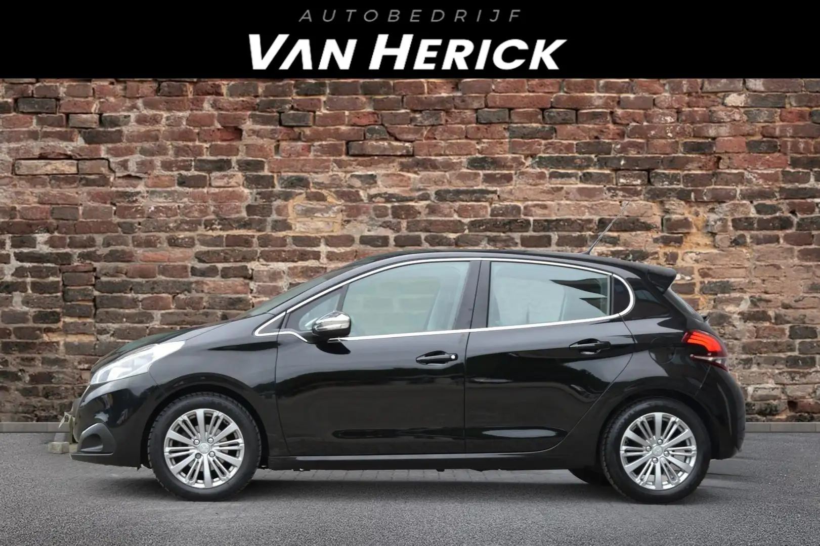 Peugeot 208 1.2 PureTech Allure 5-Deurs | Navi | Cruise | Airc Zwart - 2