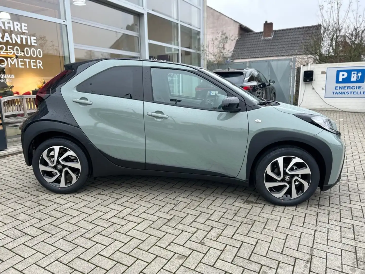 Toyota Aygo X 1,0l Teamplayer CVT ACC SHZ Kamera Spurhalteass. A Grün - 2