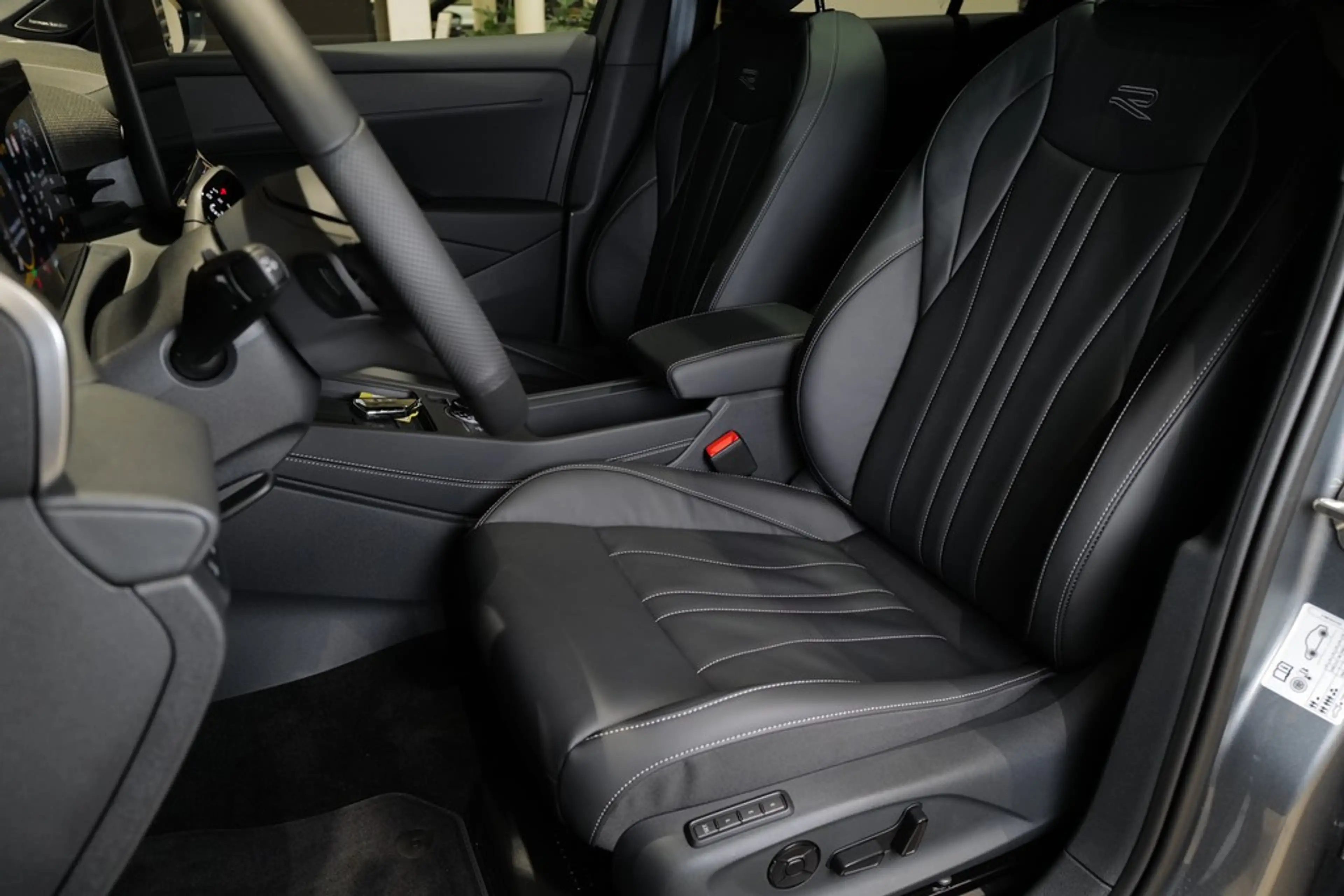 Volkswagen T-Roc 1.5eTSI DSG R-Line BlackStyle AHK DCC Leder HKa... — photo 9