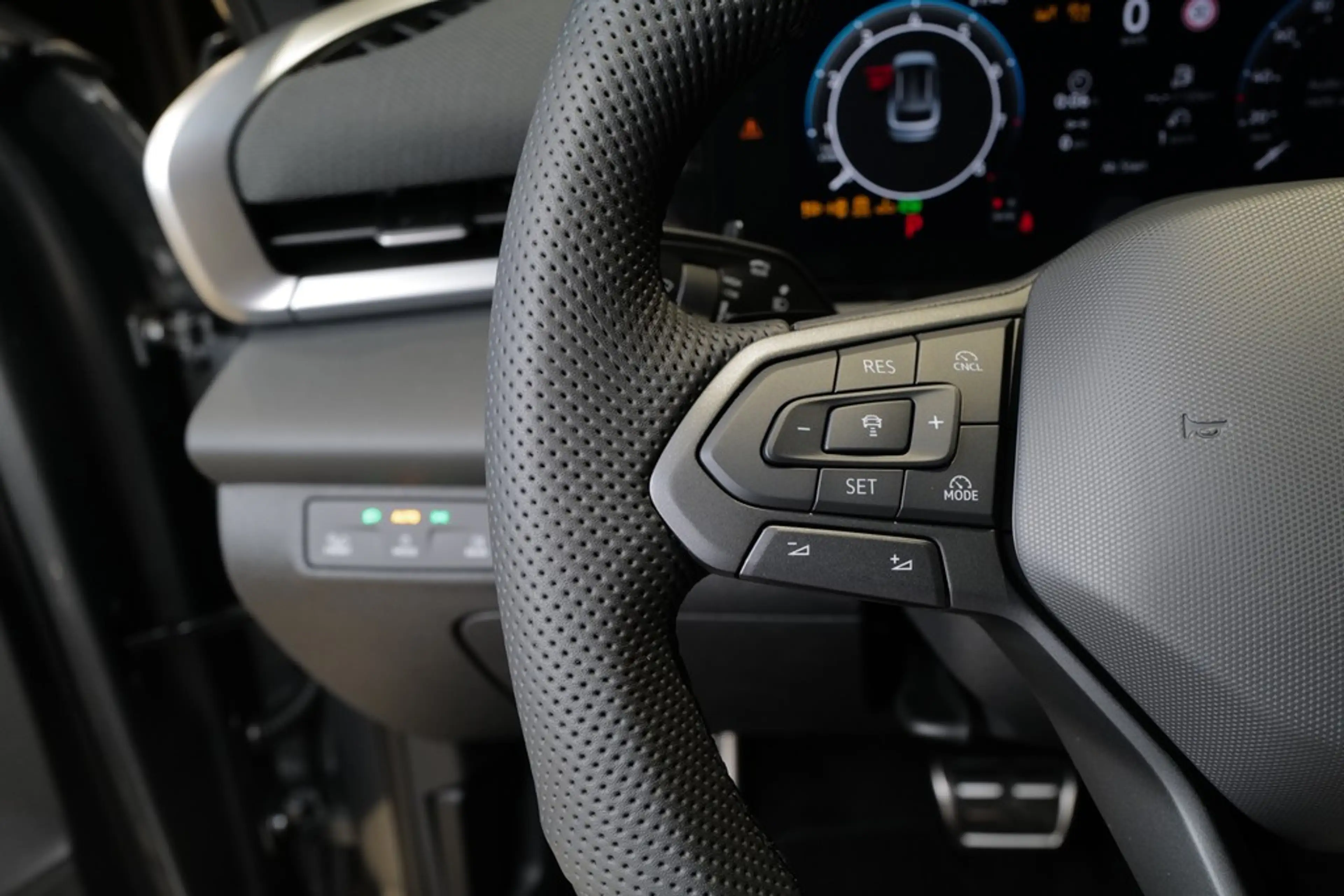 Volkswagen T-Roc 1.5eTSI DSG R-Line BlackStyle AHK DCC Leder HKa... — photo 12