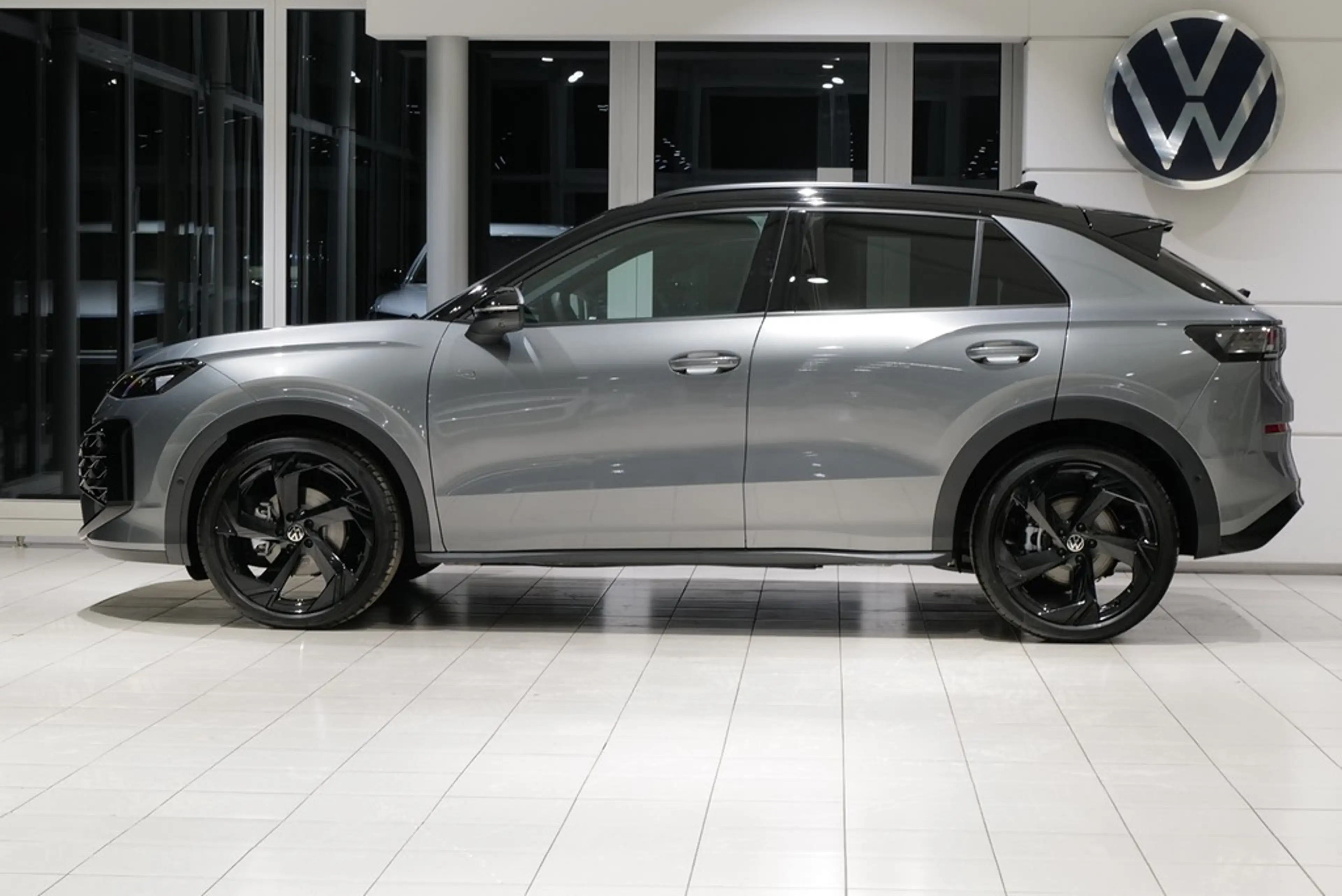 Volkswagen T-Roc 1.5eTSI DSG R-Line BlackStyle AHK DCC Leder HKa... — photo 6
