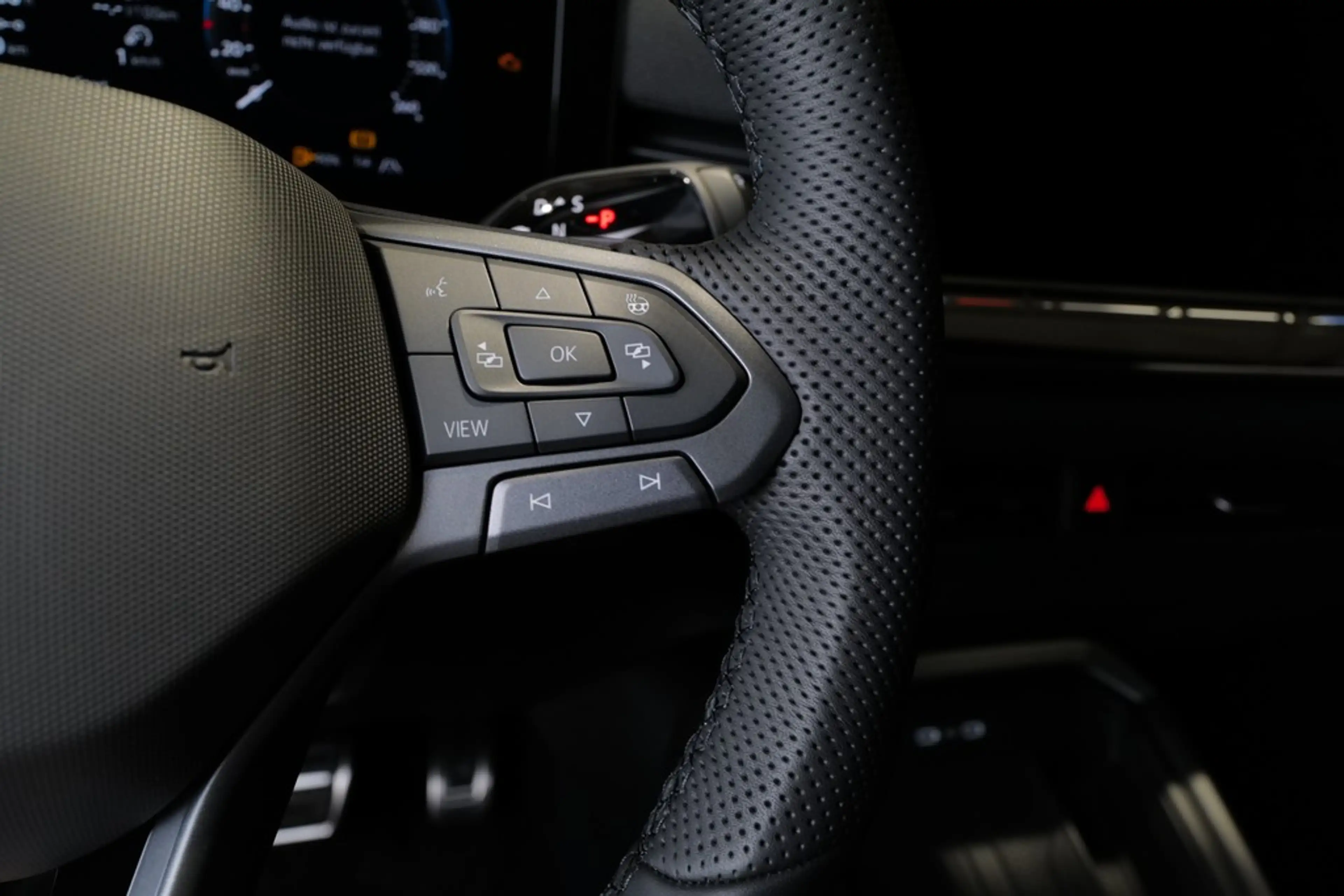 Volkswagen T-Roc 1.5eTSI DSG R-Line BlackStyle AHK DCC Leder HKa... — photo 13