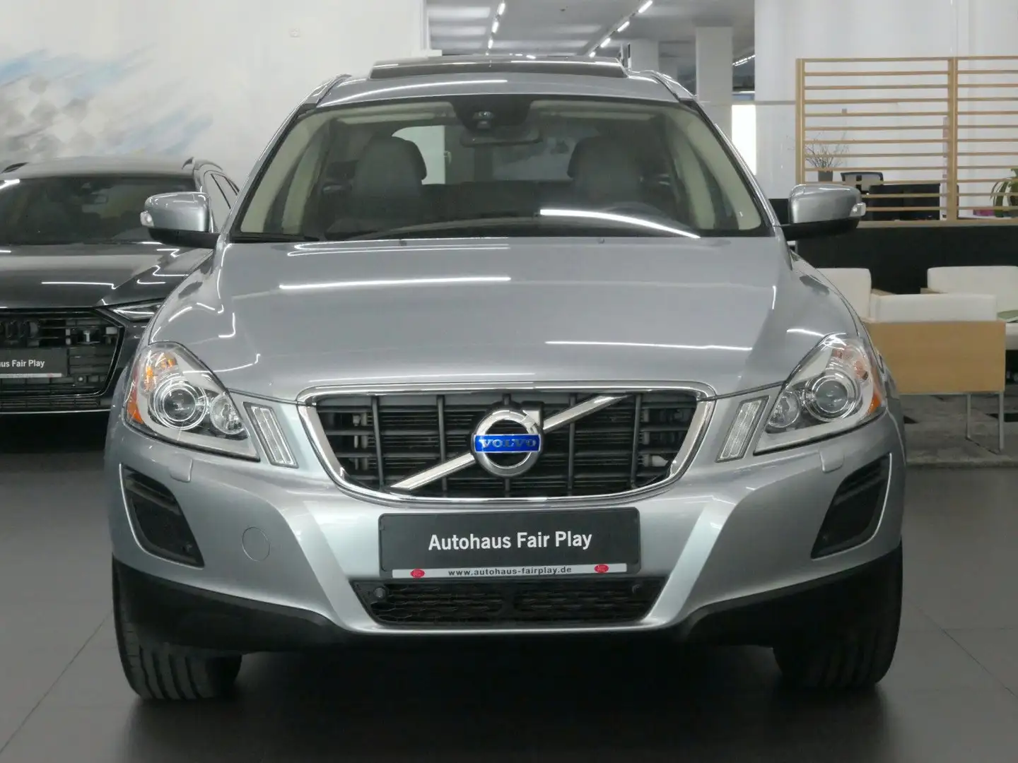 Volvo XC60 Summum AWD STANDHZG/PANI/XENON/NAVI/U-FREI! Silber - 2