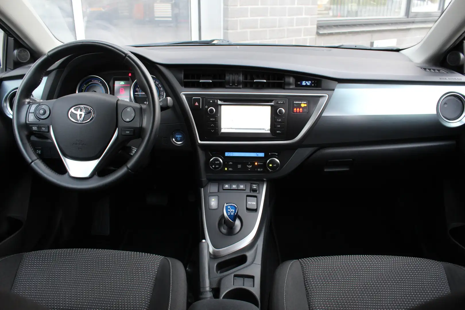 Toyota Auris 1.8 Hybrid Aspiration / Navigatie / Camera / N.A.P Šedá - 2